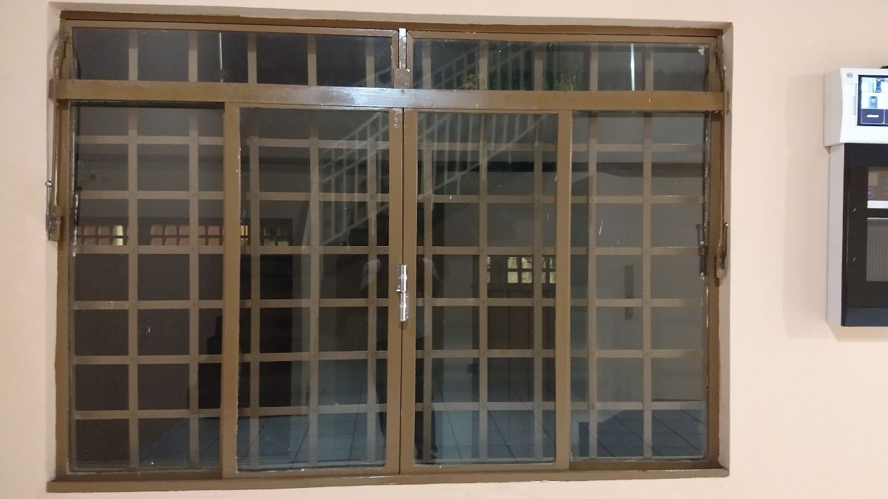 Venda de Sobrado na zona Leste de Londrina, cinco quartos sendo uma suite.