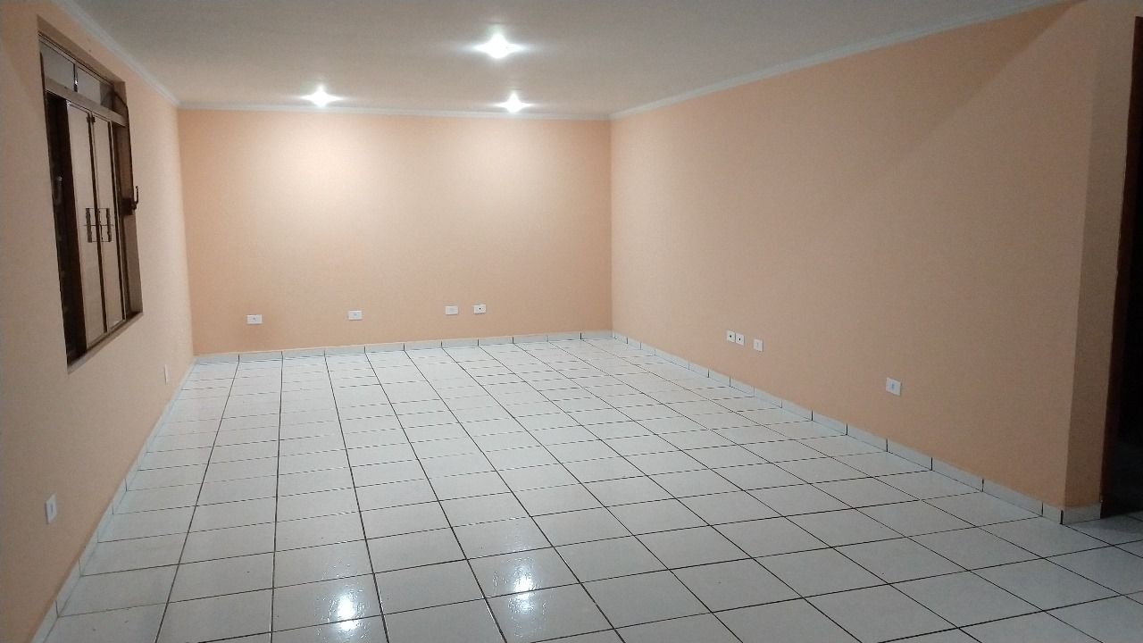 Venda de Sobrado na zona Leste de Londrina, cinco quartos sendo uma suite.