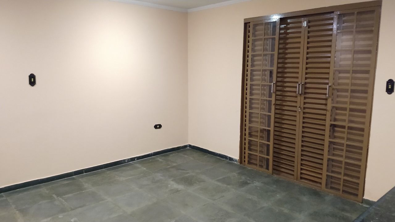 Venda de Sobrado na zona Leste de Londrina, cinco quartos sendo uma suite.
