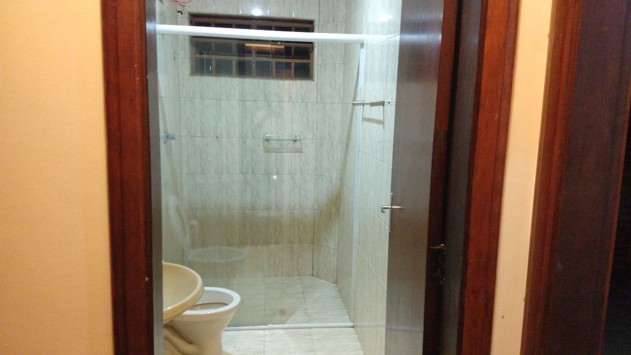 Venda de Sobrado na zona Leste de Londrina, cinco quartos sendo uma suite.