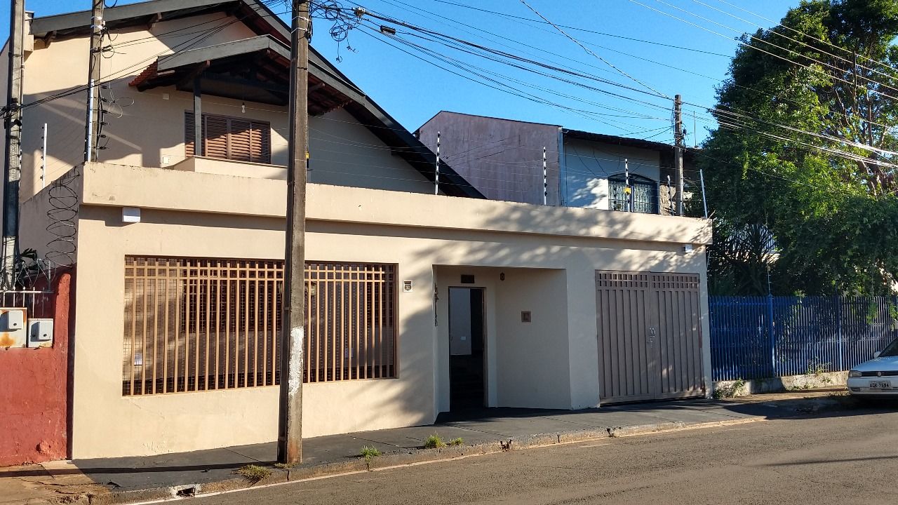 Venda de Sobrado na zona Leste de Londrina, cinco quartos sendo uma suite.