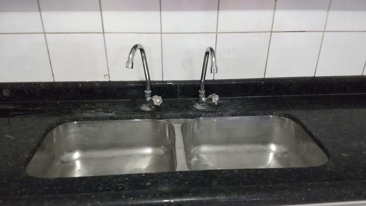 Venda de Sobrado na zona Leste de Londrina, cinco quartos sendo uma suite.