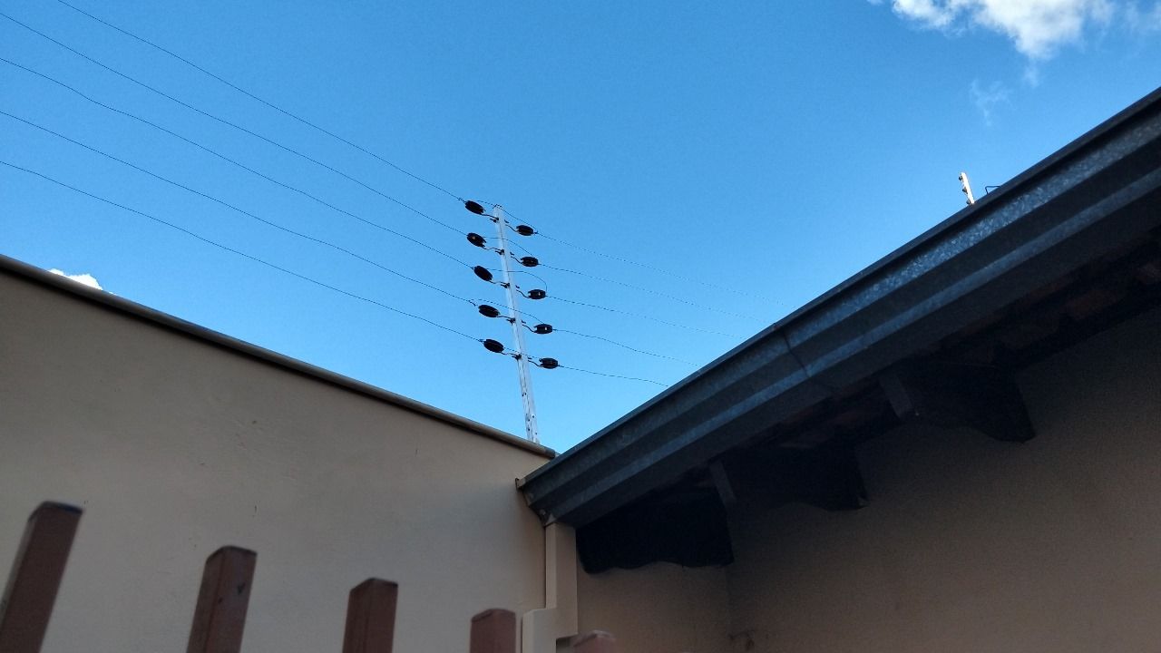 Venda de Sobrado na zona Leste de Londrina, cinco quartos sendo uma suite.