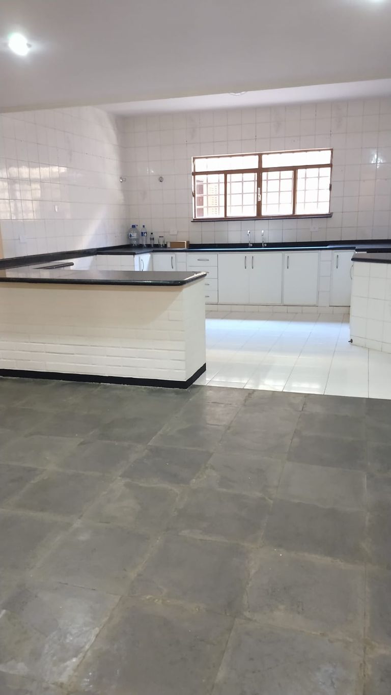 Venda de Sobrado na zona Leste de Londrina, cinco quartos sendo uma suite.