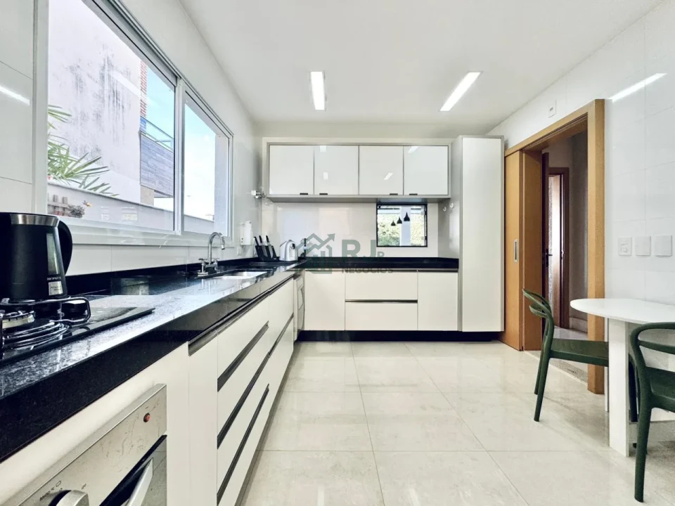Casa de Alto Padrão à Venda no Alphaville 2 em Londrina com 3 Suítes e Piscina Aquecida