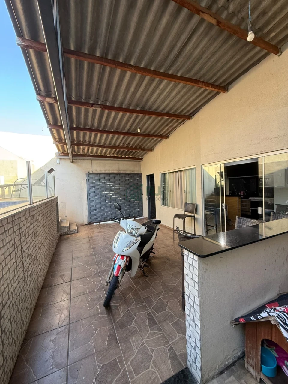 Imagens do imóveis Sobrado com Suíte, Piscina e 2 Salas Comerciais – Ideal para Morar e Investir