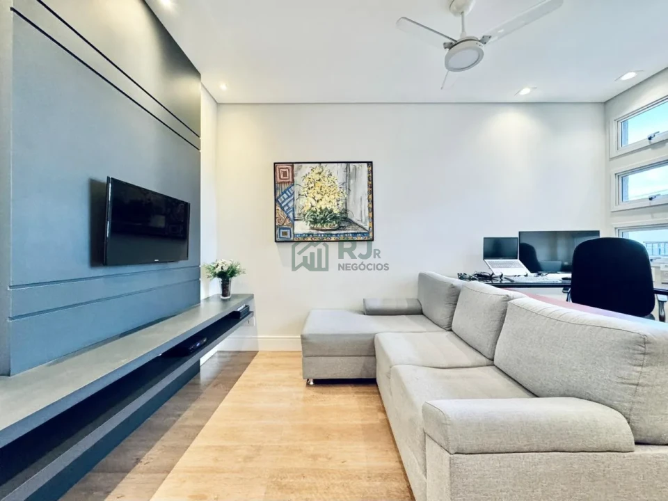 Casa de Alto Padrão à Venda no Alphaville 2 em Londrina com 3 Suítes e Piscina Aquecida