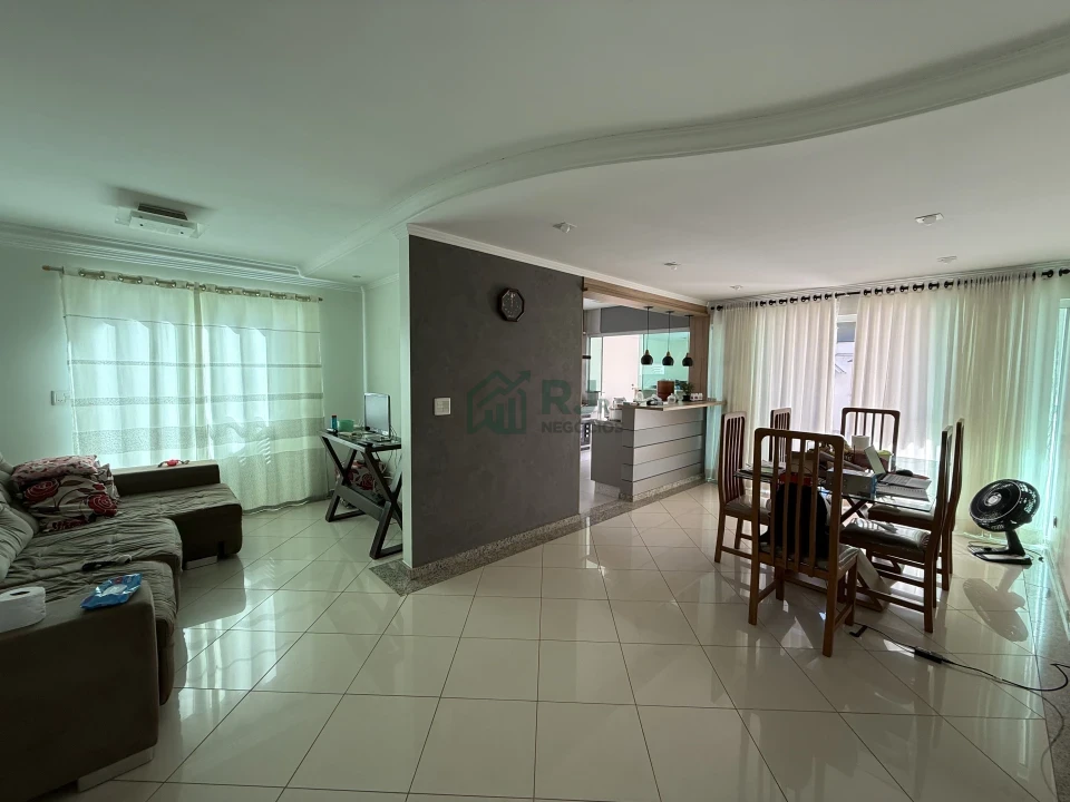 Casa de Condomínio com 3 Quartos - Vale do Arvoredo