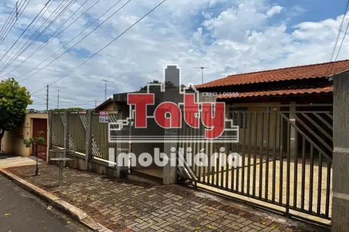 CASA COM PISCINA JD BANDEIRANTES