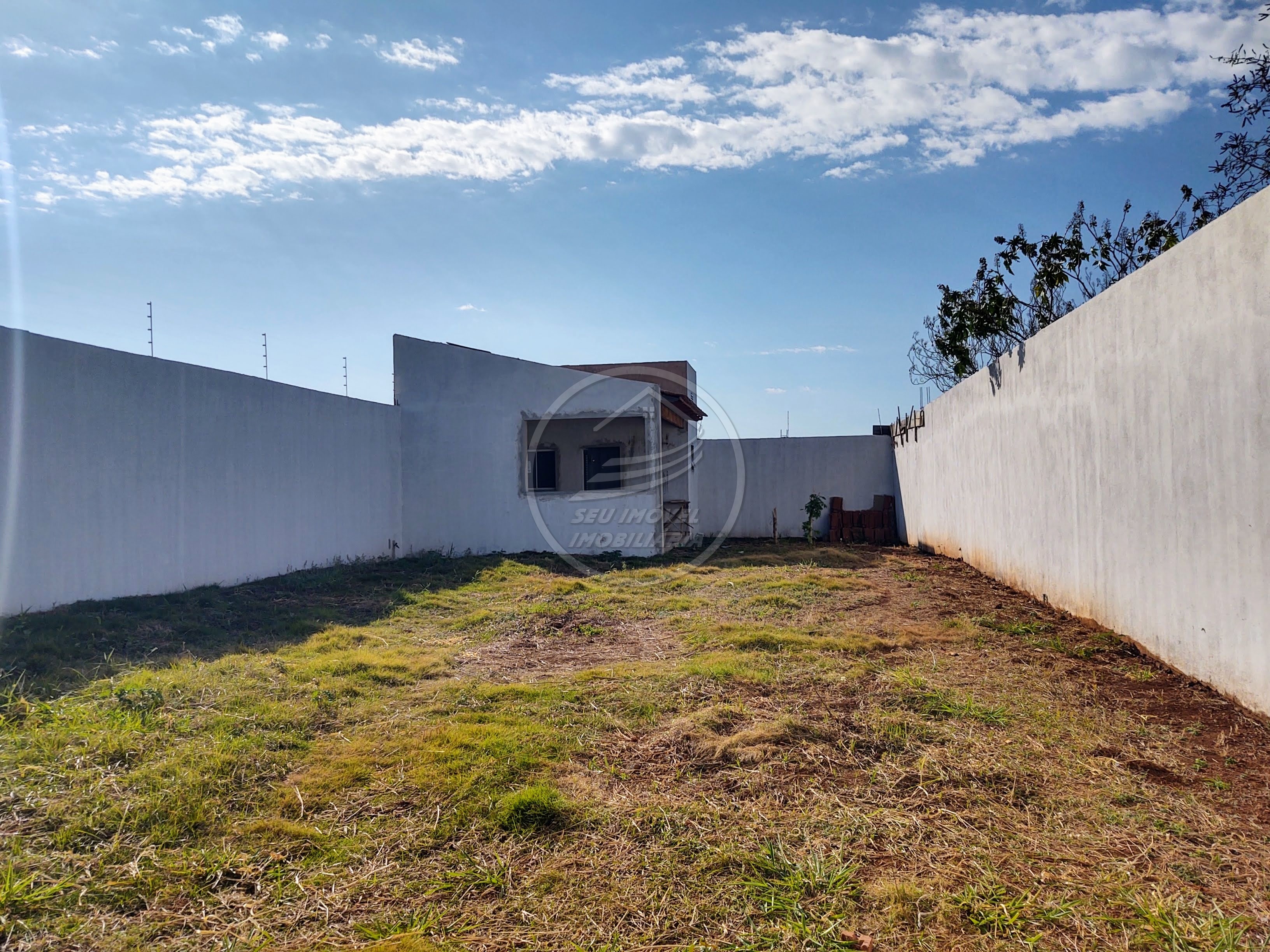 Terreno a venda em Uberaba | Terra Jardim | Edícula com Varanda e Churrasqueira | R$ 155 mil