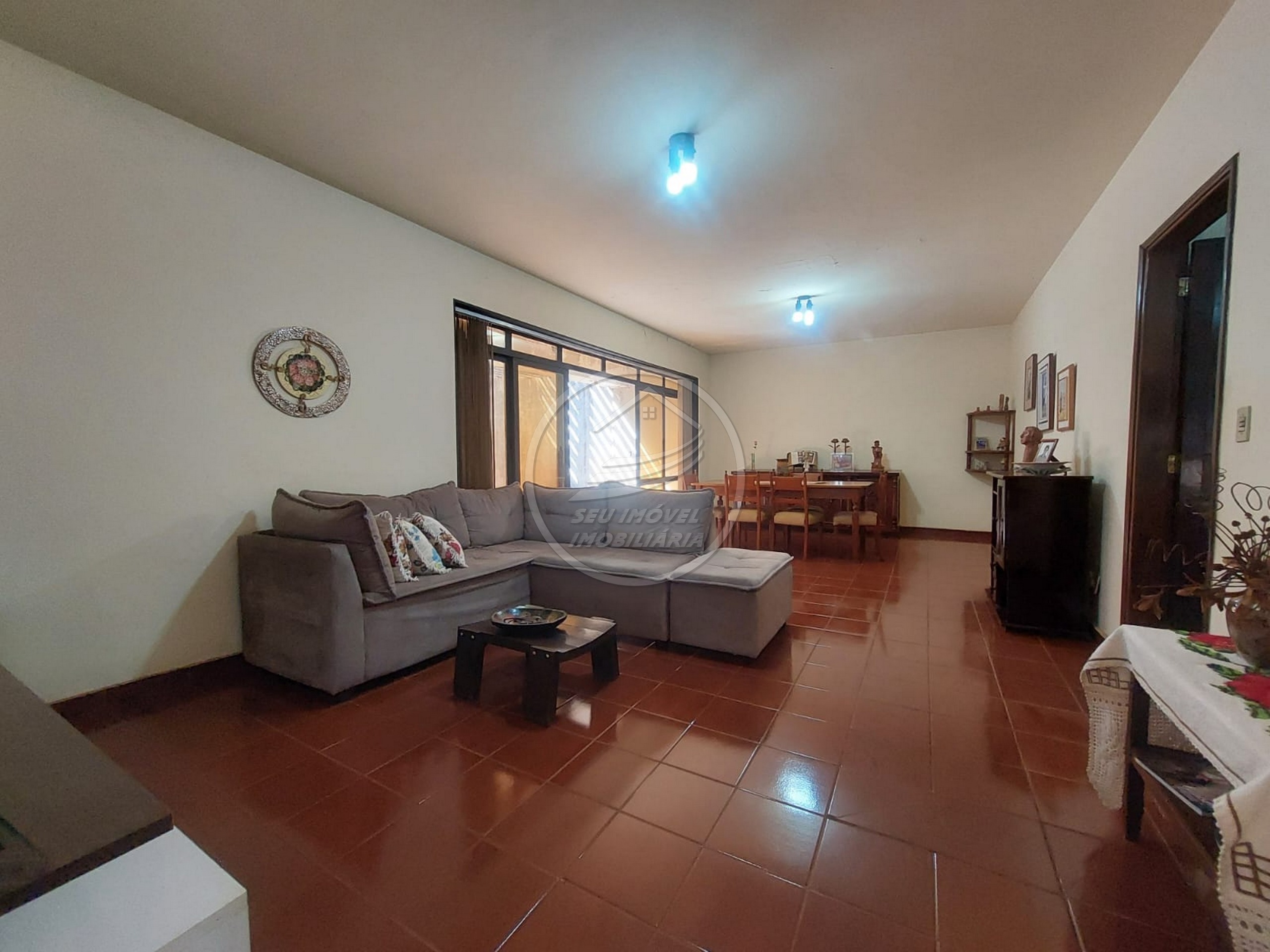 Imperdível oportunidade de casa à venda em Uberaba-MG, no bairro Estados Unidos: 3 quartos, 1 suite, 2 salas, 2 banheiros, 3 vagas de garagem, 19