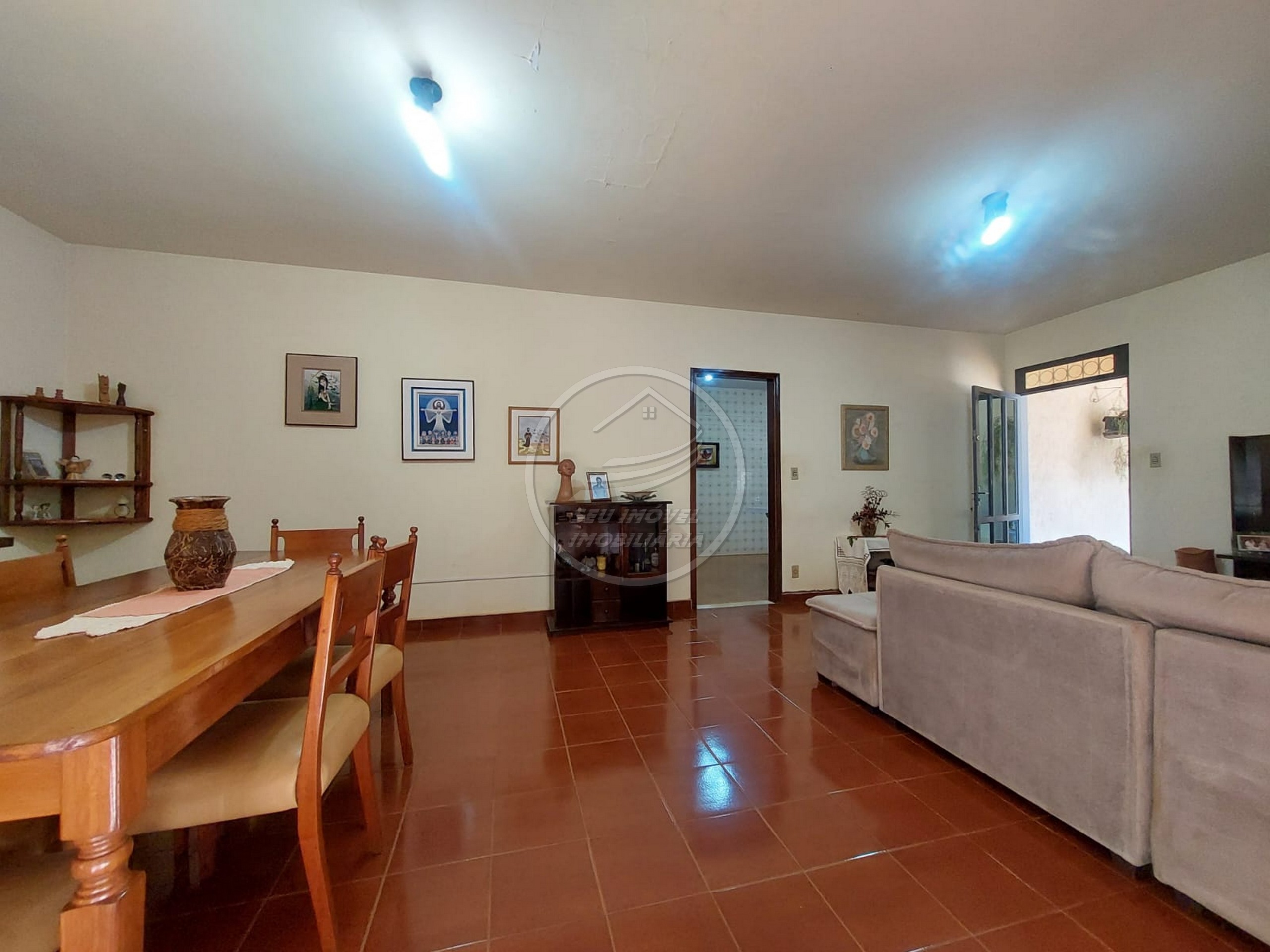 Imperdível oportunidade de casa à venda em Uberaba-MG, no bairro Estados Unidos: 3 quartos, 1 suite, 2 salas, 2 banheiros, 3 vagas de garagem, 19