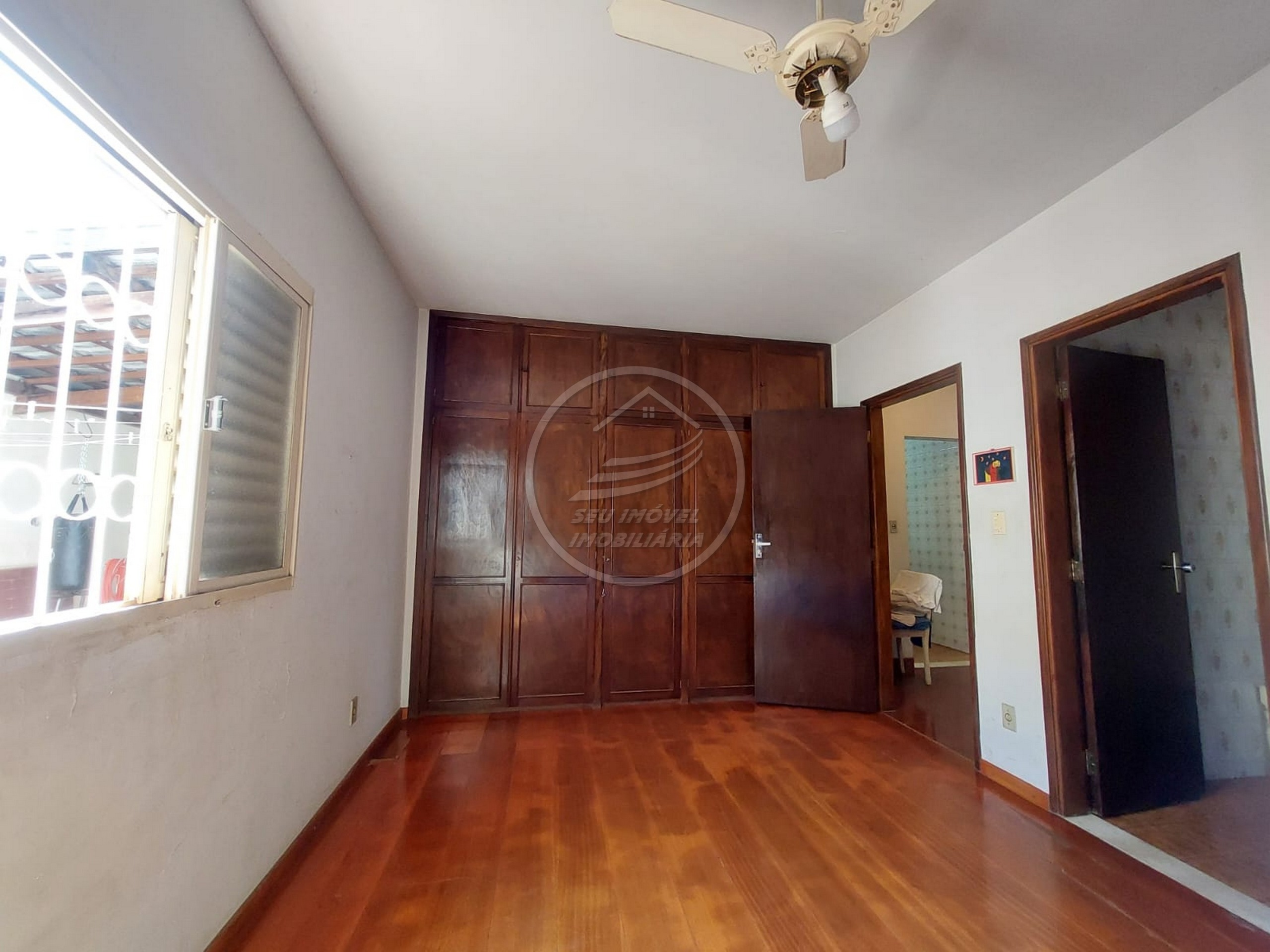 Imperdível oportunidade de casa à venda em Uberaba-MG, no bairro Estados Unidos: 3 quartos, 1 suite, 2 salas, 2 banheiros, 3 vagas de garagem, 19