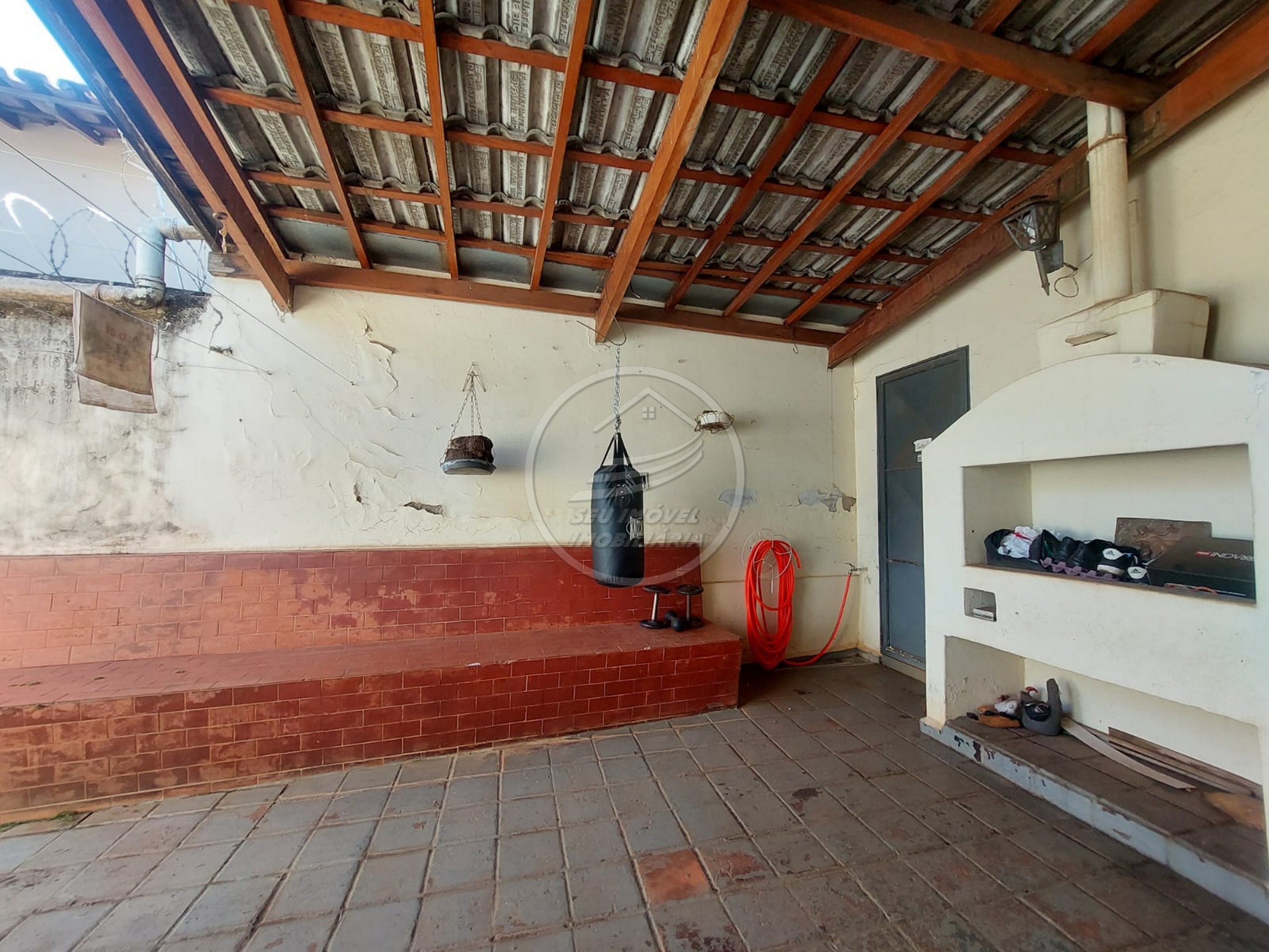 Imperdível oportunidade de casa à venda em Uberaba-MG, no bairro Estados Unidos: 3 quartos, 1 suite, 2 salas, 2 banheiros, 3 vagas de garagem, 19