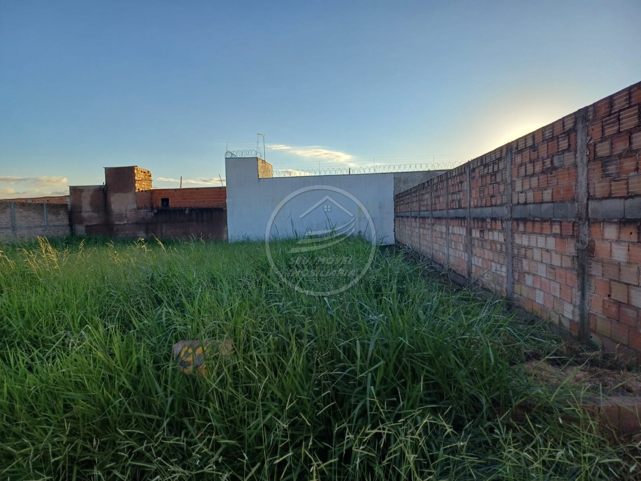 Terreno à venda em Uberaba-MG, Parque das Laranjeiras I - 250,00 m² de área. R$ 130 mil, Aproveite já!
