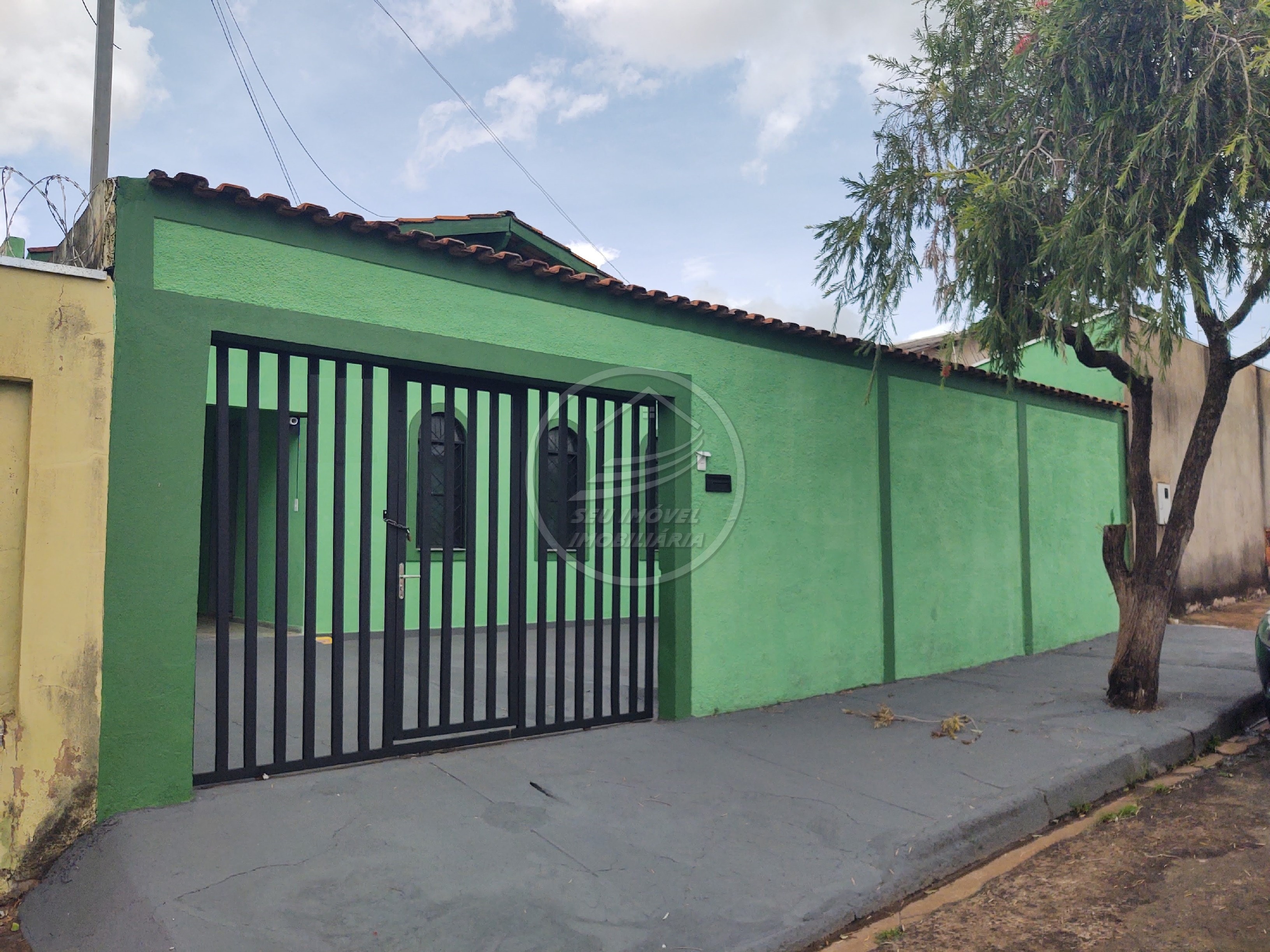 Casa à venda em Uberaba-MG: 3 quartos, 1 suíte, 2 banheiros, 3 vagas de garagem - Imperdível!