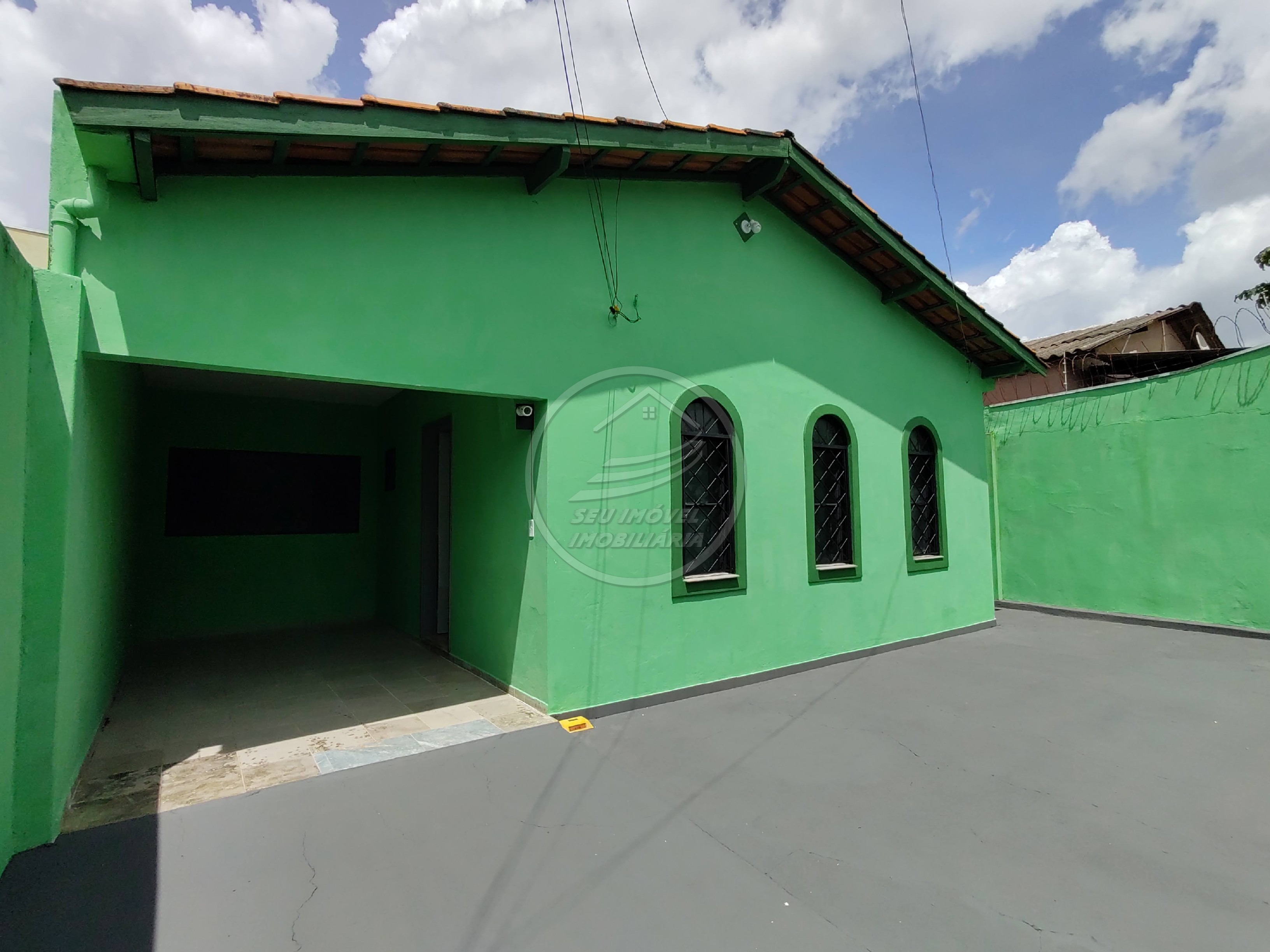 Casa à venda em Uberaba-MG: 3 quartos, 1 suíte, 2 banheiros, 3 vagas de garagem - Imperdível!