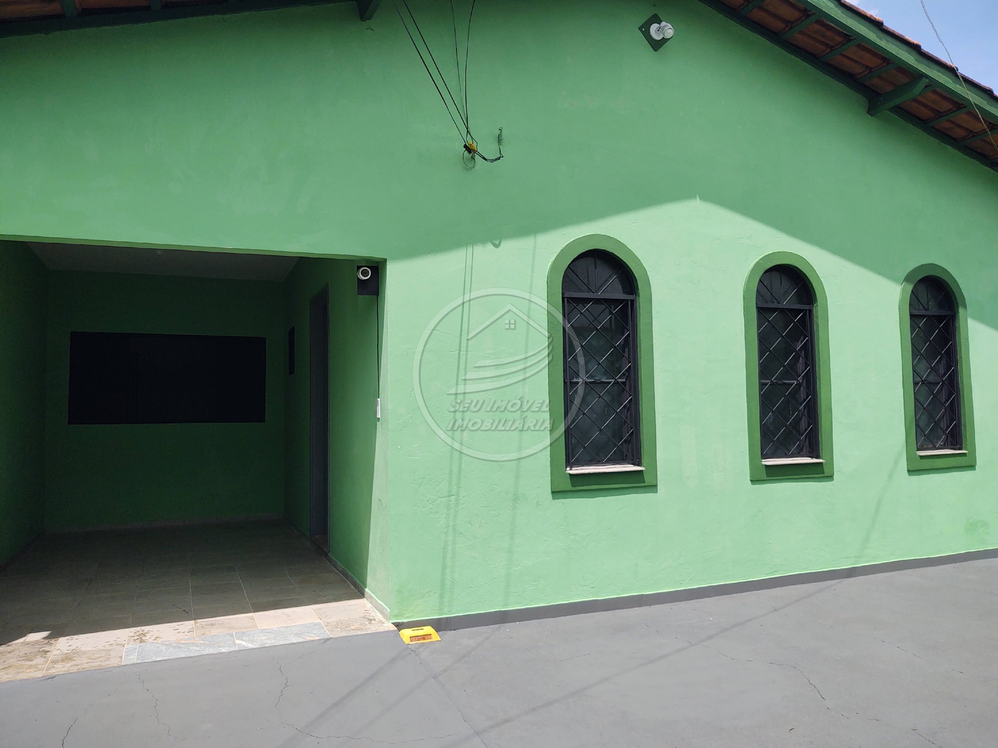 Casa à venda em Uberaba-MG: 3 quartos, 1 suíte, 2 banheiros, 3 vagas de garagem - Imperdível!