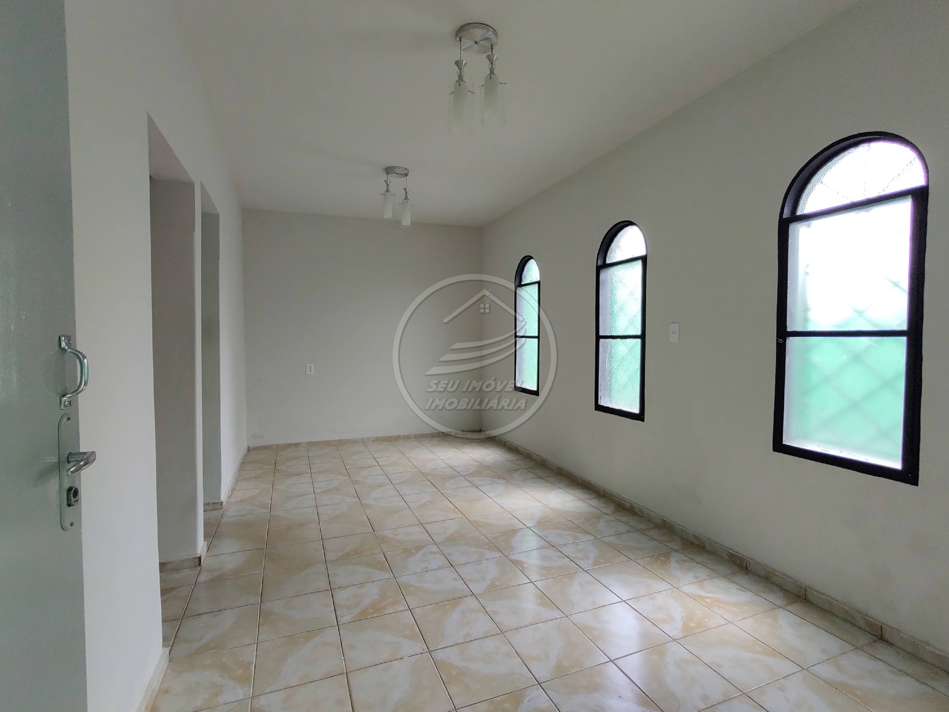 Casa à venda em Uberaba-MG: 3 quartos, 1 suíte, 2 banheiros, 3 vagas de garagem - Imperdível!
