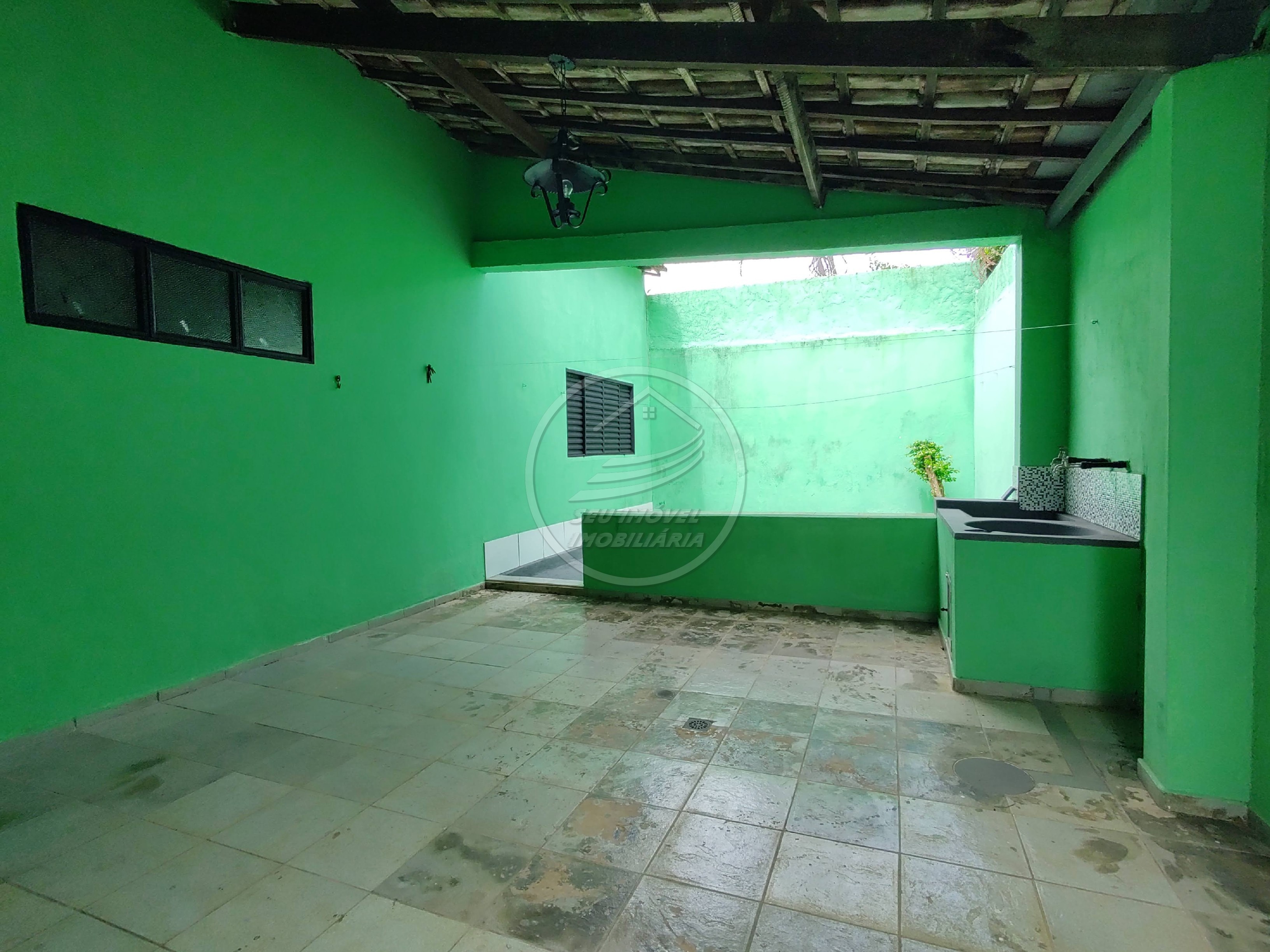 Casa à venda em Uberaba-MG: 3 quartos, 1 suíte, 2 banheiros, 3 vagas de garagem - Imperdível!