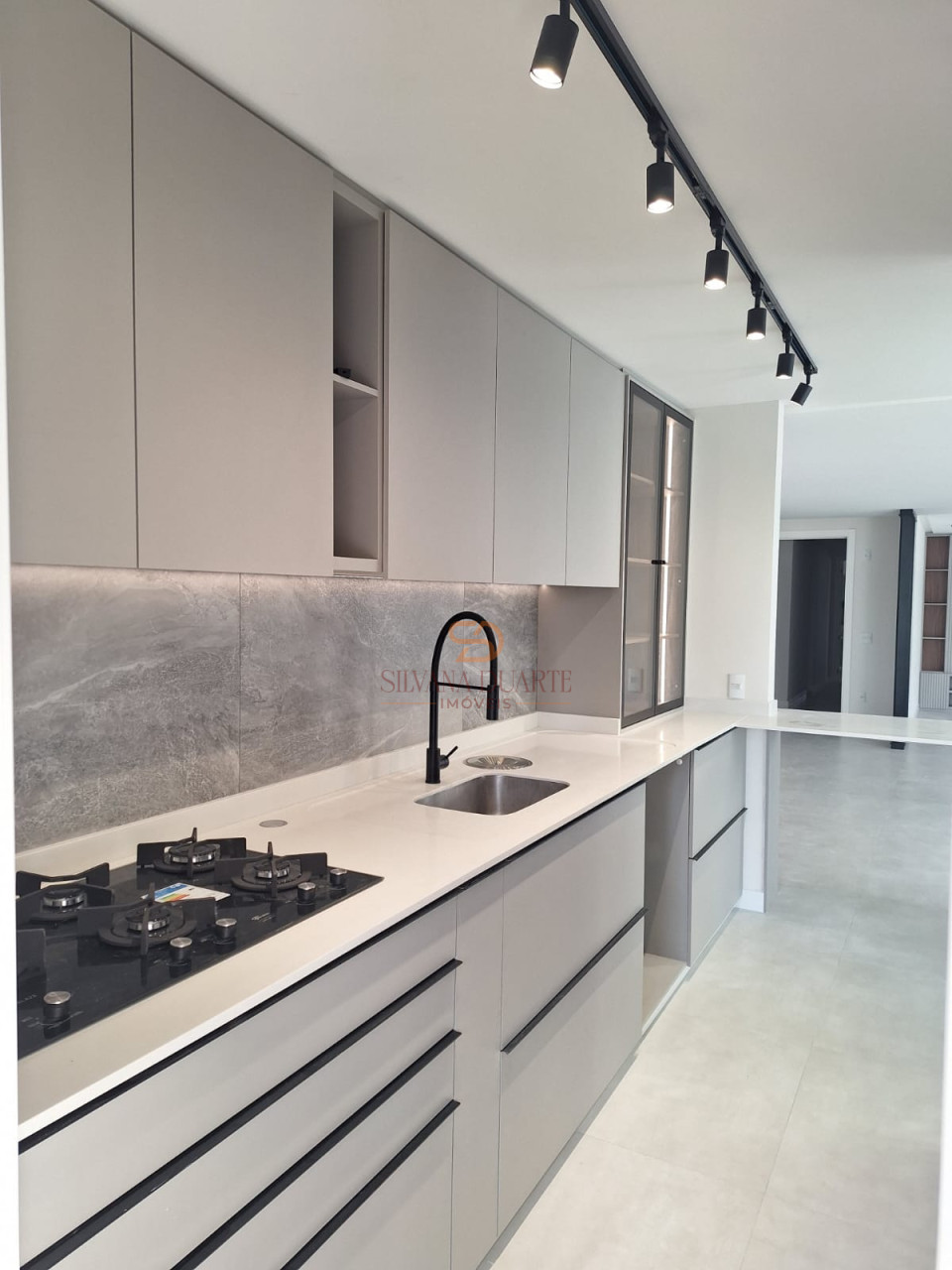 Imagens do imóveis Apartamento à venda no centro da Meia Praia