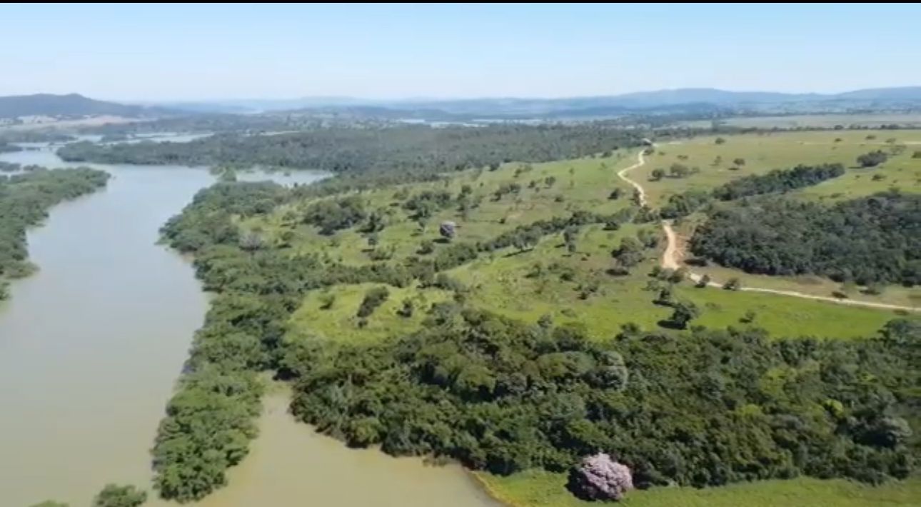Solo fértil  – Terra de cultura às margens do Rio Corumbá Ideal para pecuária.