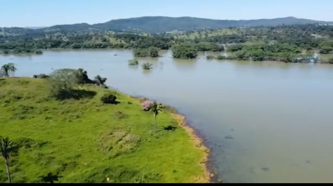 Solo fértil  – Terra de cultura às margens do Rio Corumbá Ideal para pecuária.