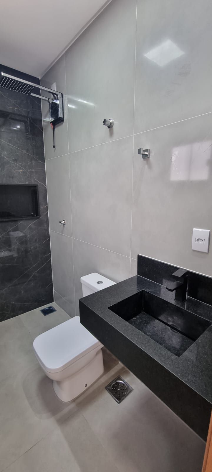 Casa no Setor Jardim Helvécia, 2 quadras da avenida Rio verde, 5 min do Buriti Shopping.