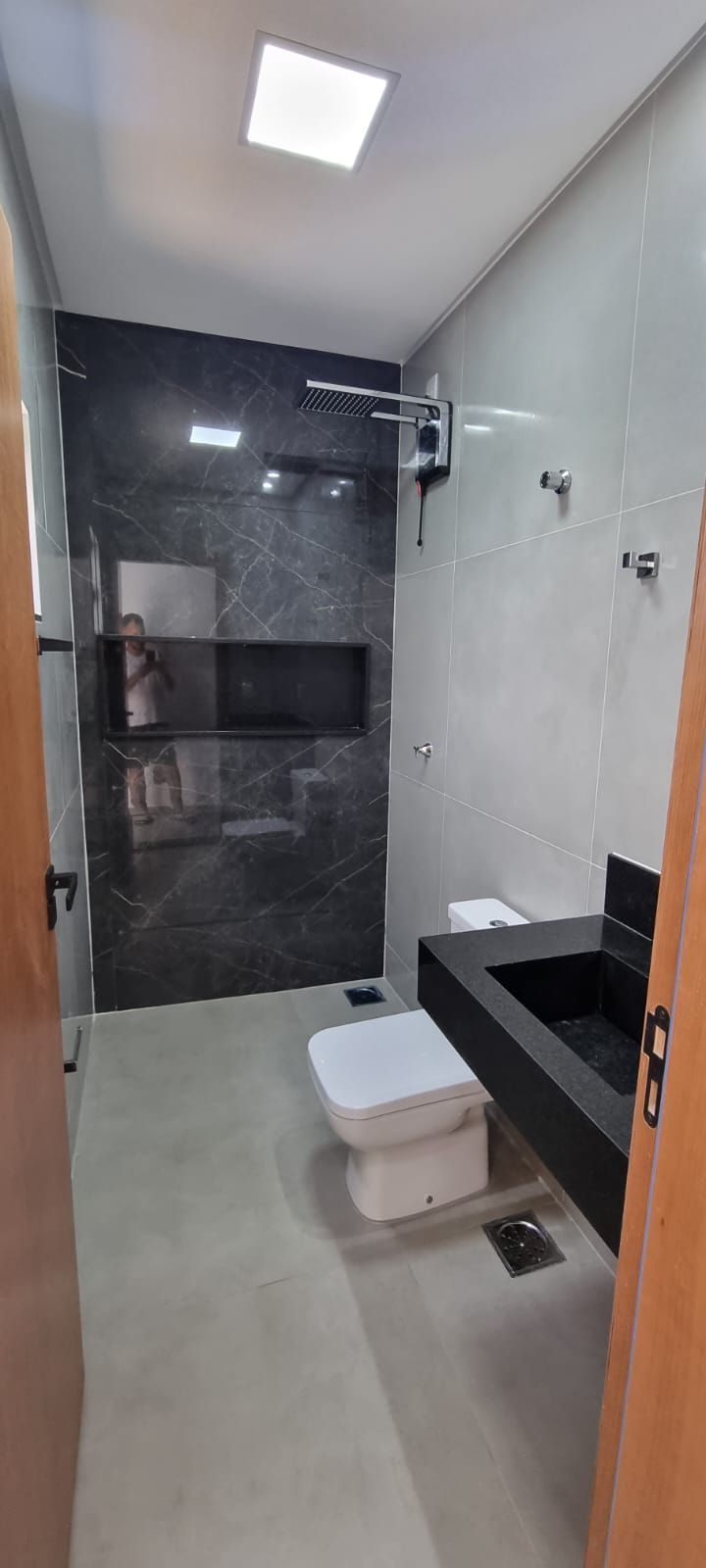 Casa no Setor Jardim Helvécia, 2 quadras da avenida Rio verde, 5 min do Buriti Shopping.