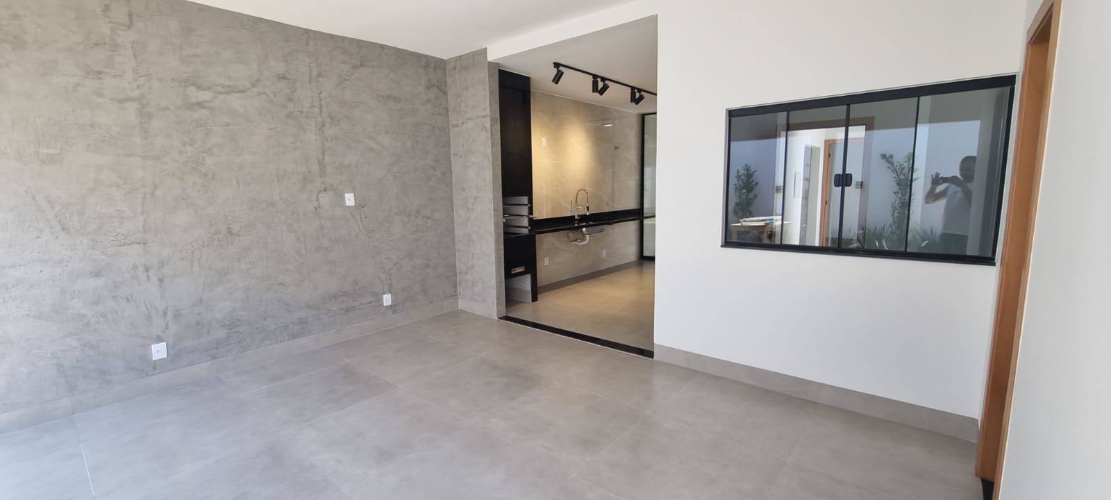 Casa no Setor Jardim Helvécia, 2 quadras da avenida Rio verde, 5 min do Buriti Shopping.