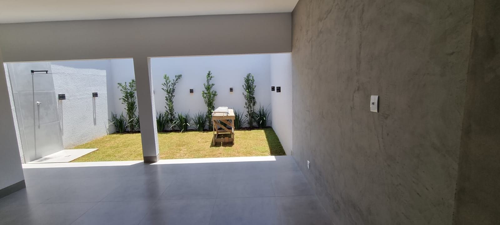 Casa no Setor Jardim Helvécia, 2 quadras da avenida Rio verde, 5 min do Buriti Shopping.