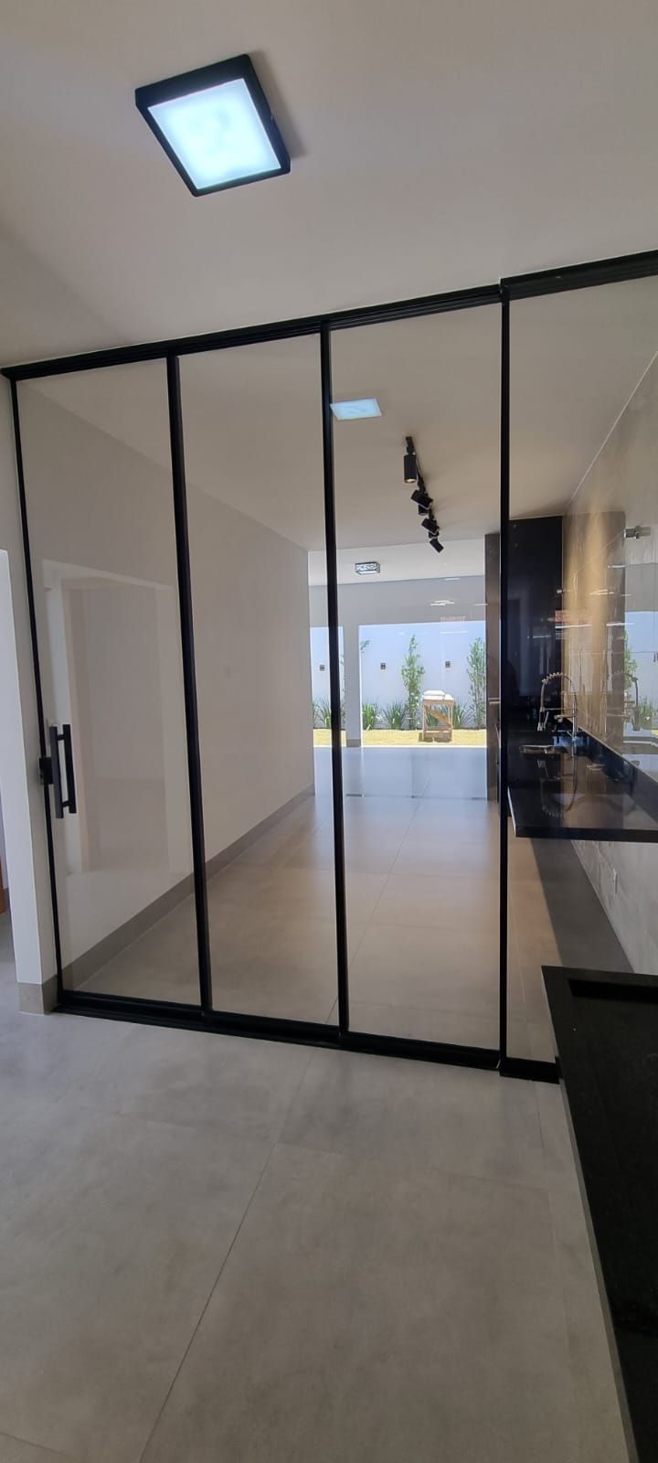 Casa no Setor Jardim Helvécia, 2 quadras da avenida Rio verde, 5 min do Buriti Shopping.