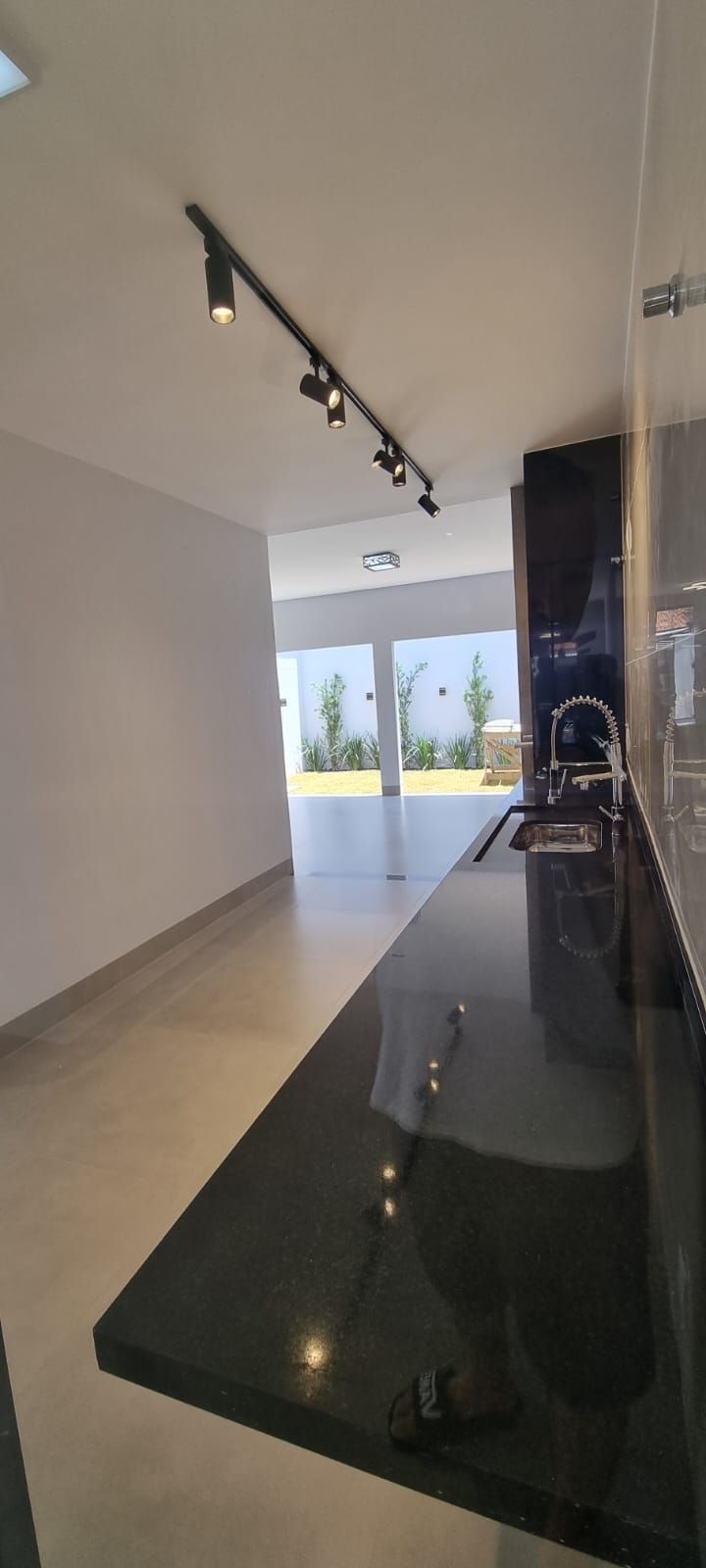 Casa no Setor Jardim Helvécia, 2 quadras da avenida Rio verde, 5 min do Buriti Shopping.