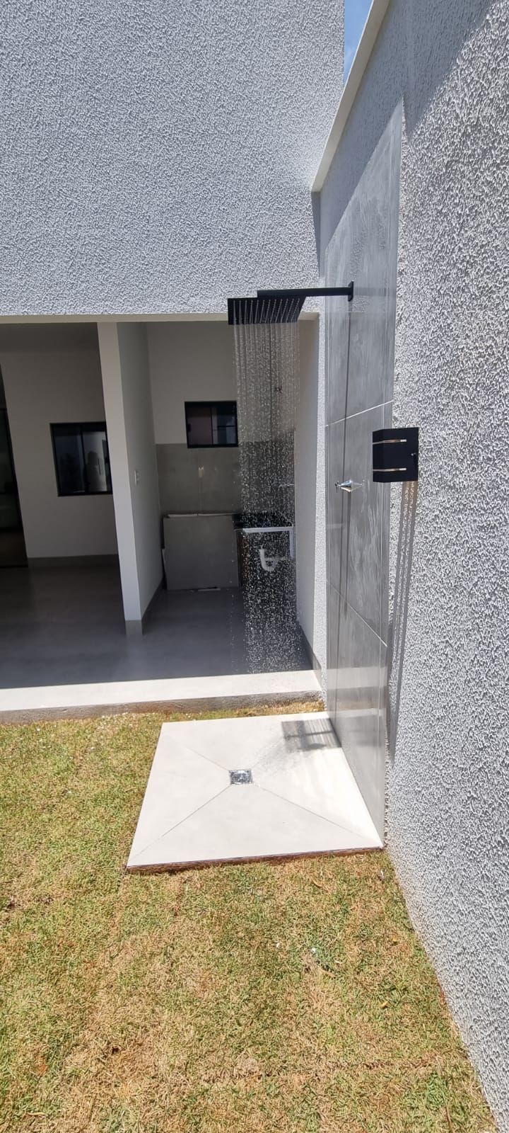 Casa no Setor Jardim Helvécia, 2 quadras da avenida Rio verde, 5 min do Buriti Shopping.