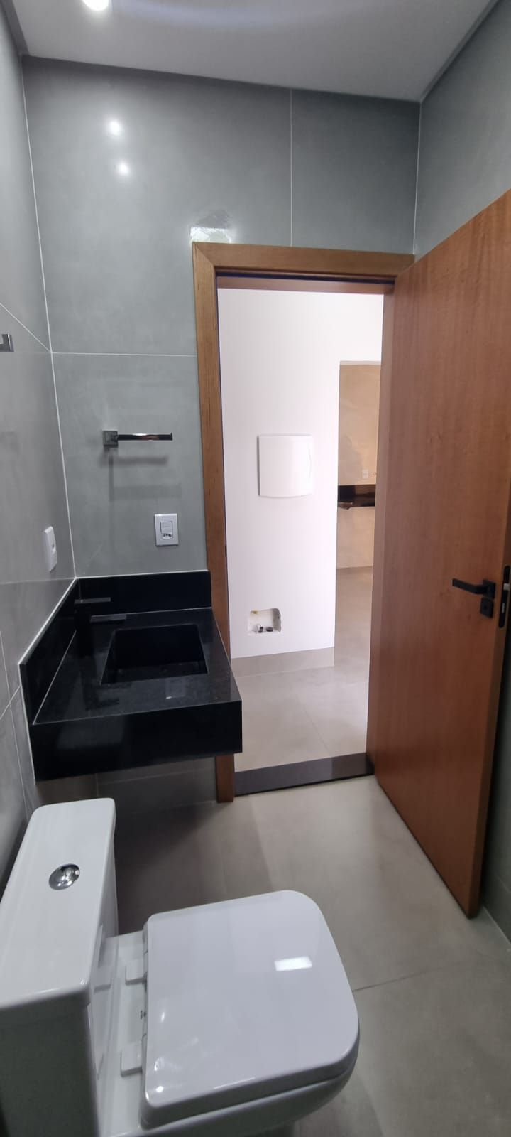 Casa no Setor Jardim Helvécia, 2 quadras da avenida Rio verde, 5 min do Buriti Shopping.