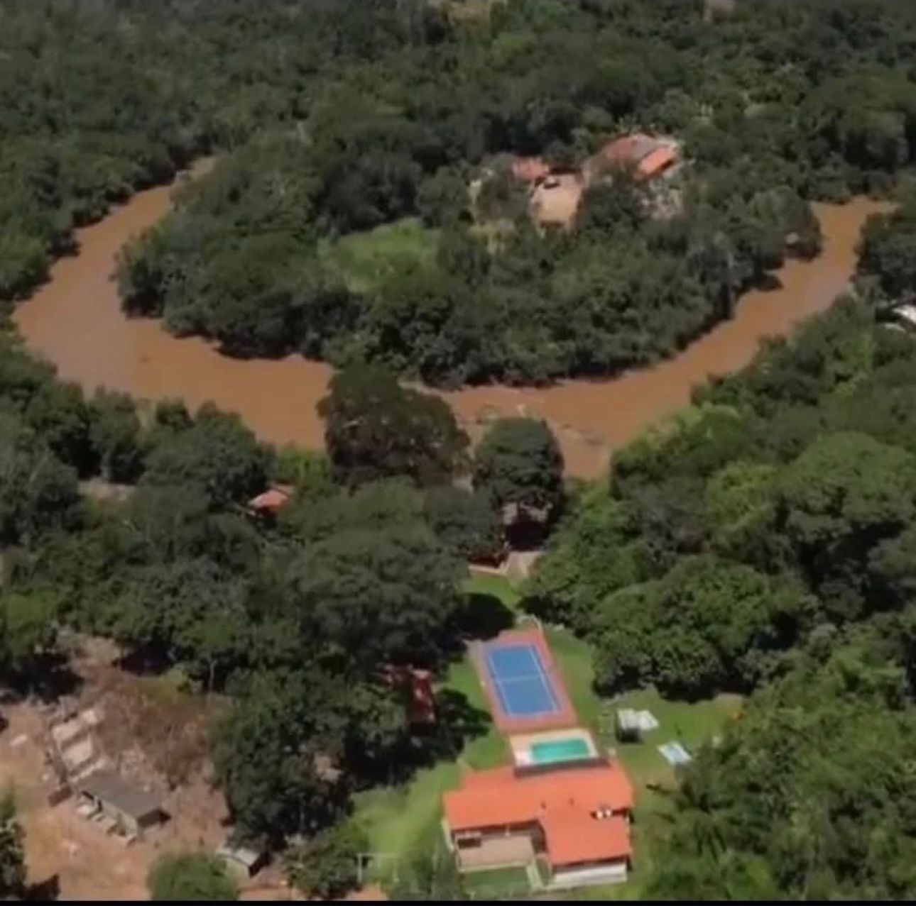 RANCHO a venda, porteira fechada.