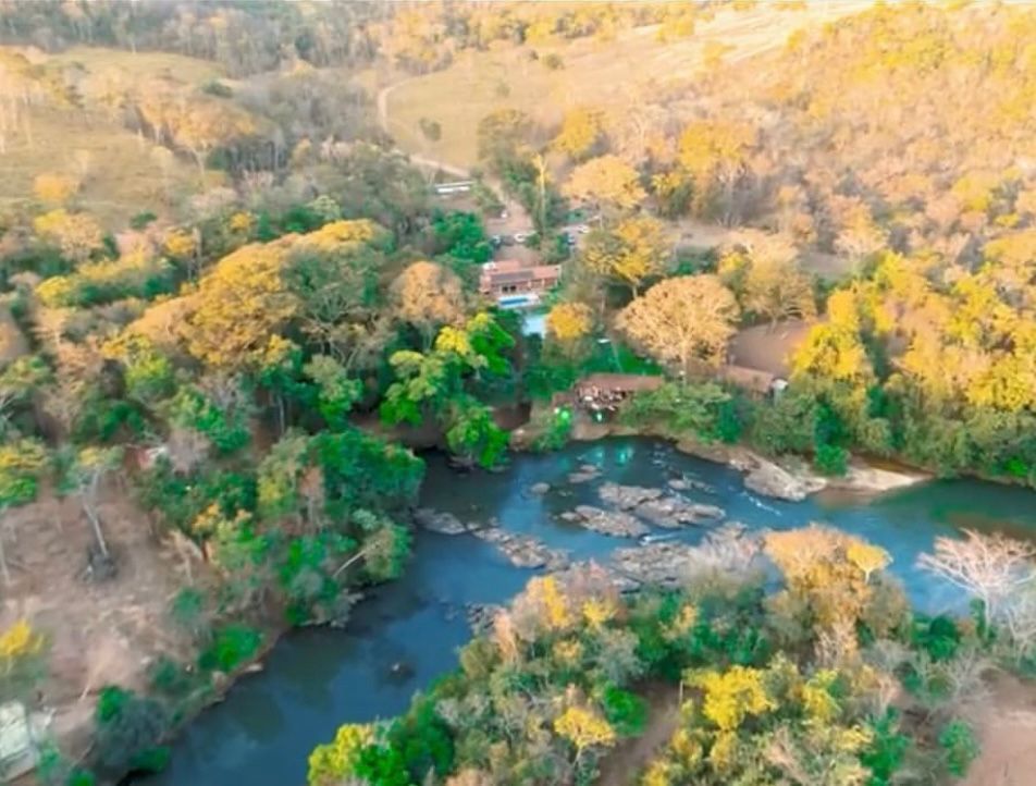 RANCHO a venda, porteira fechada.