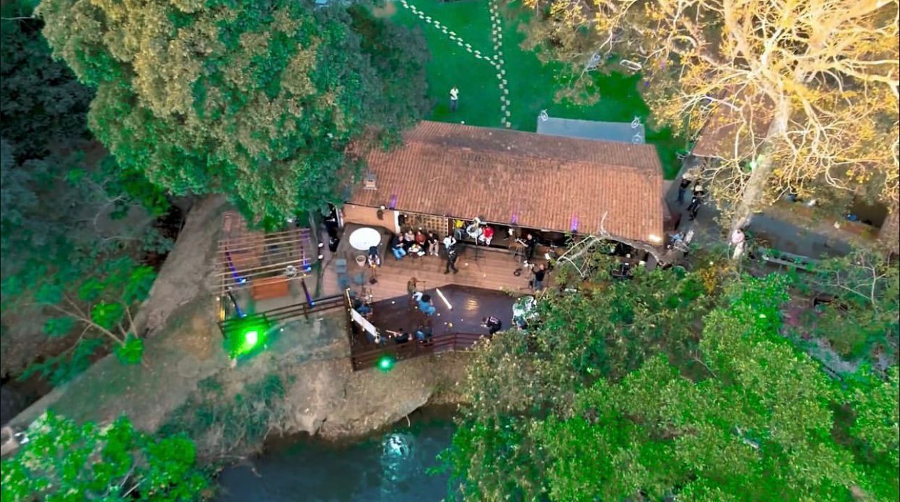 RANCHO a venda, porteira fechada.