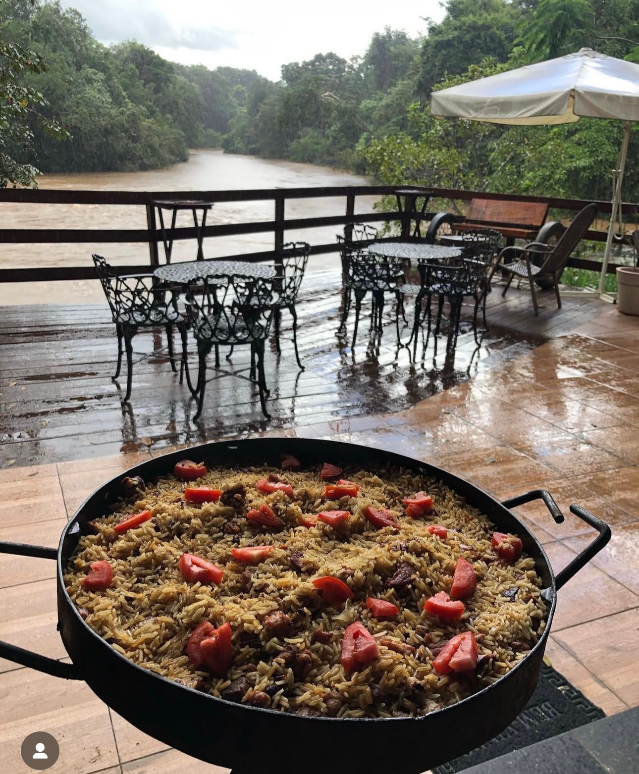 RANCHO a venda, porteira fechada.