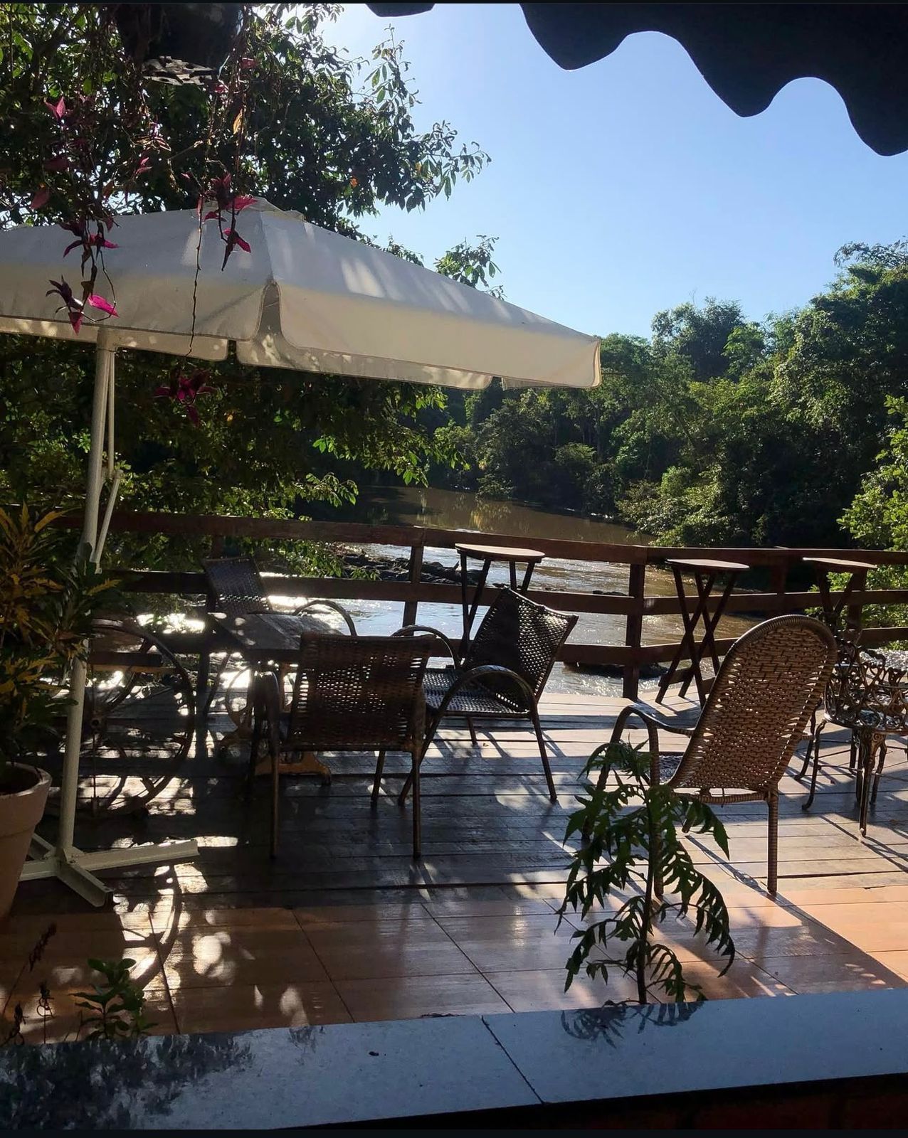 RANCHO a venda, porteira fechada.