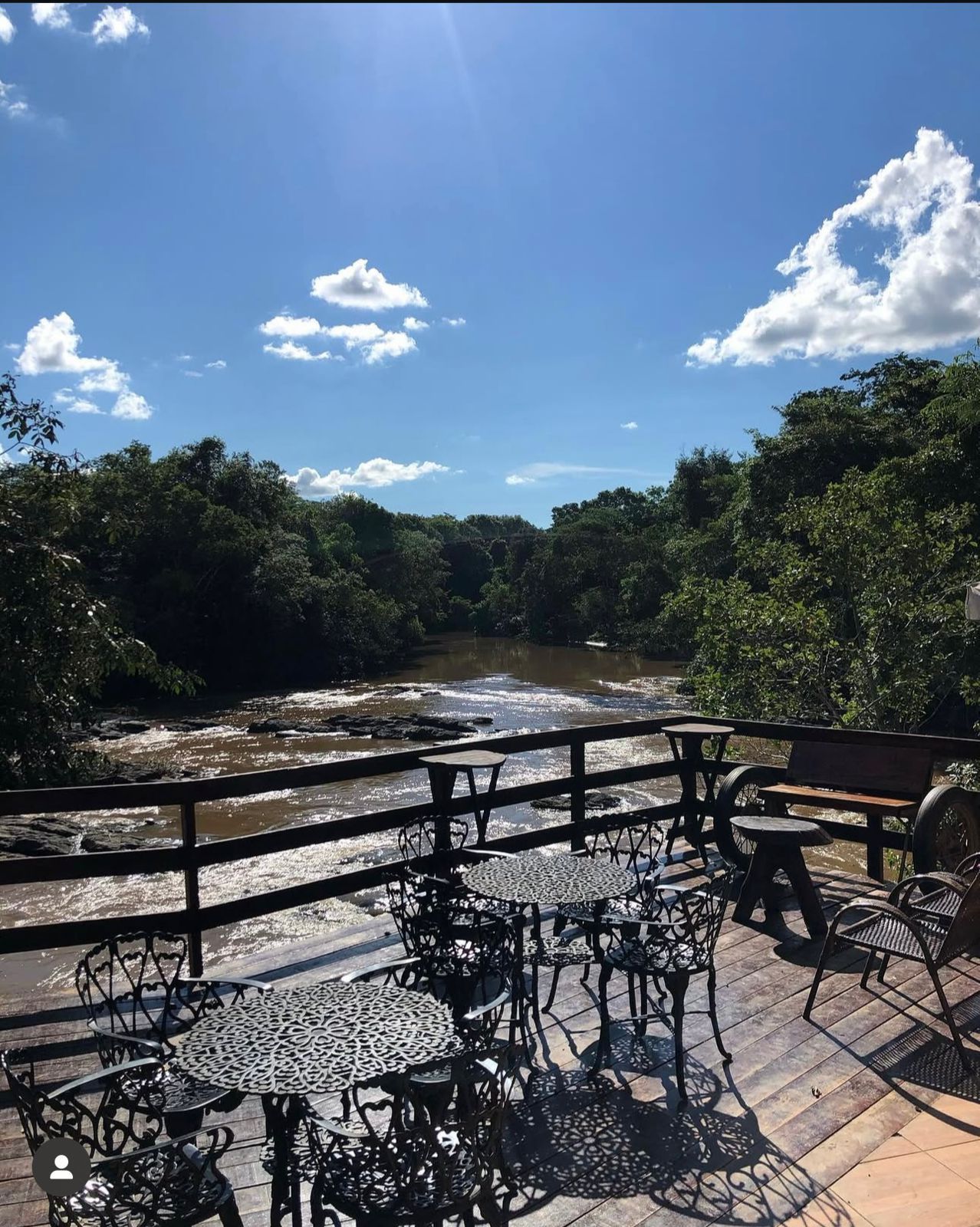 RANCHO a venda, porteira fechada.