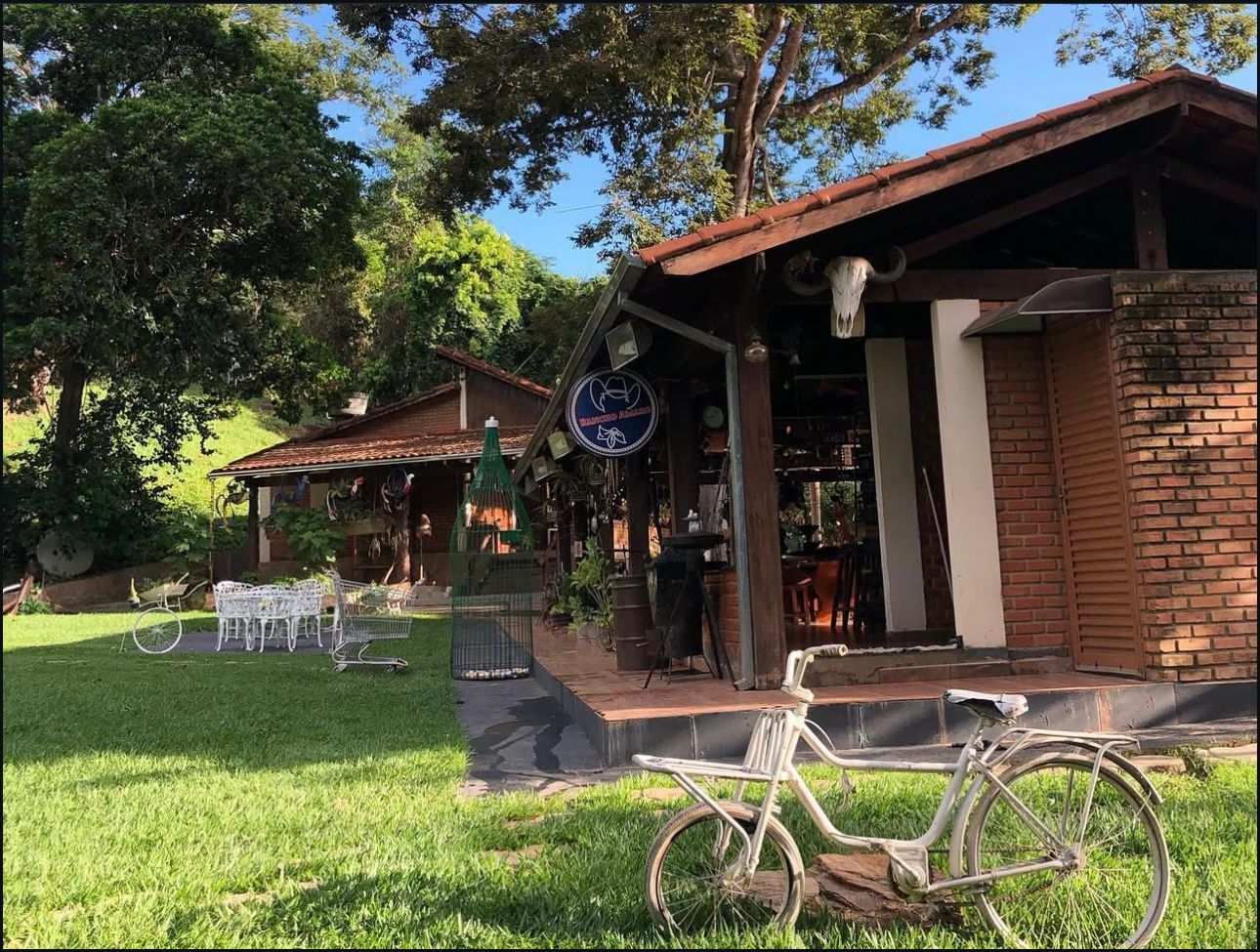 RANCHO a venda, porteira fechada.