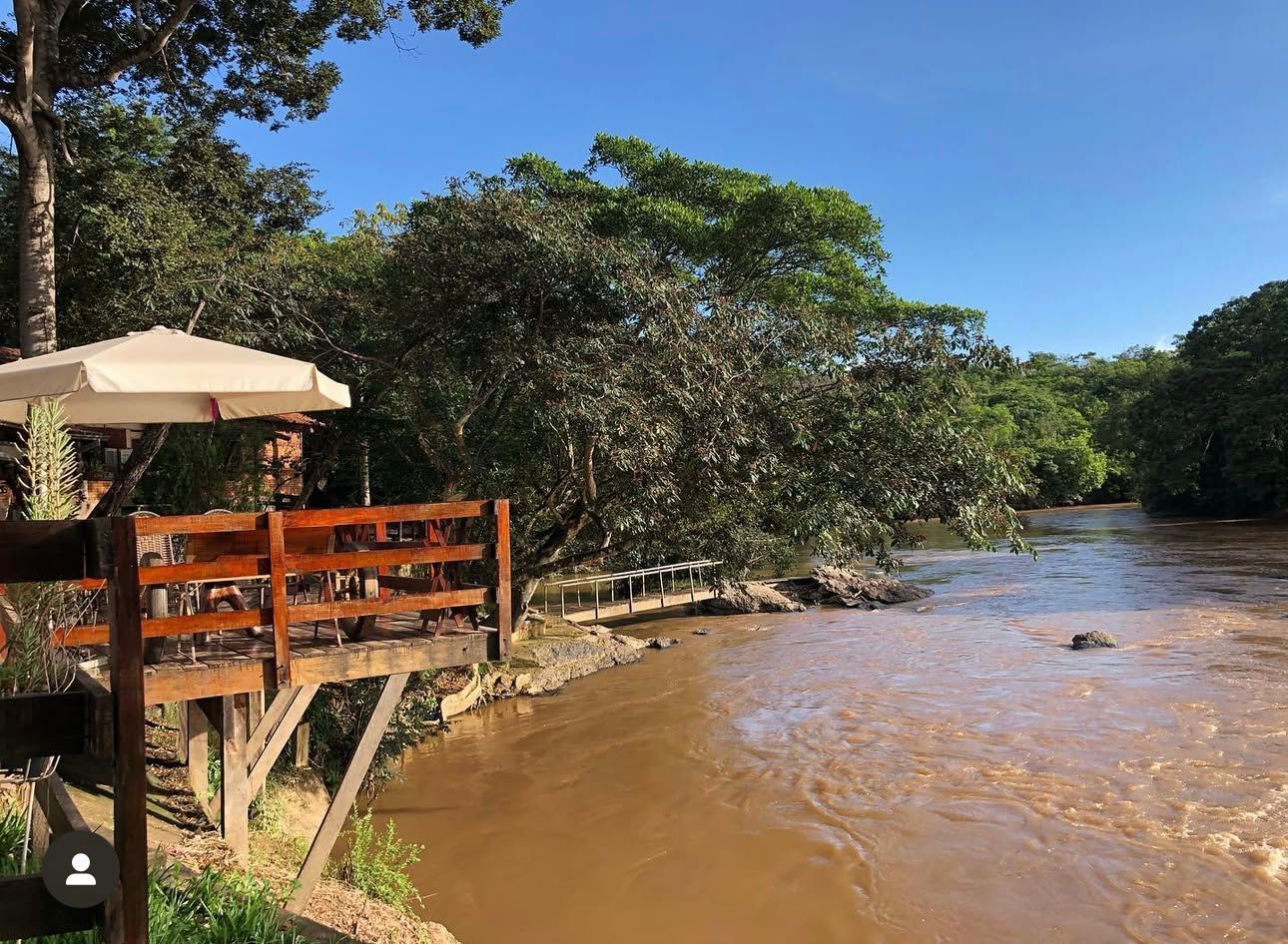 RANCHO a venda, porteira fechada.