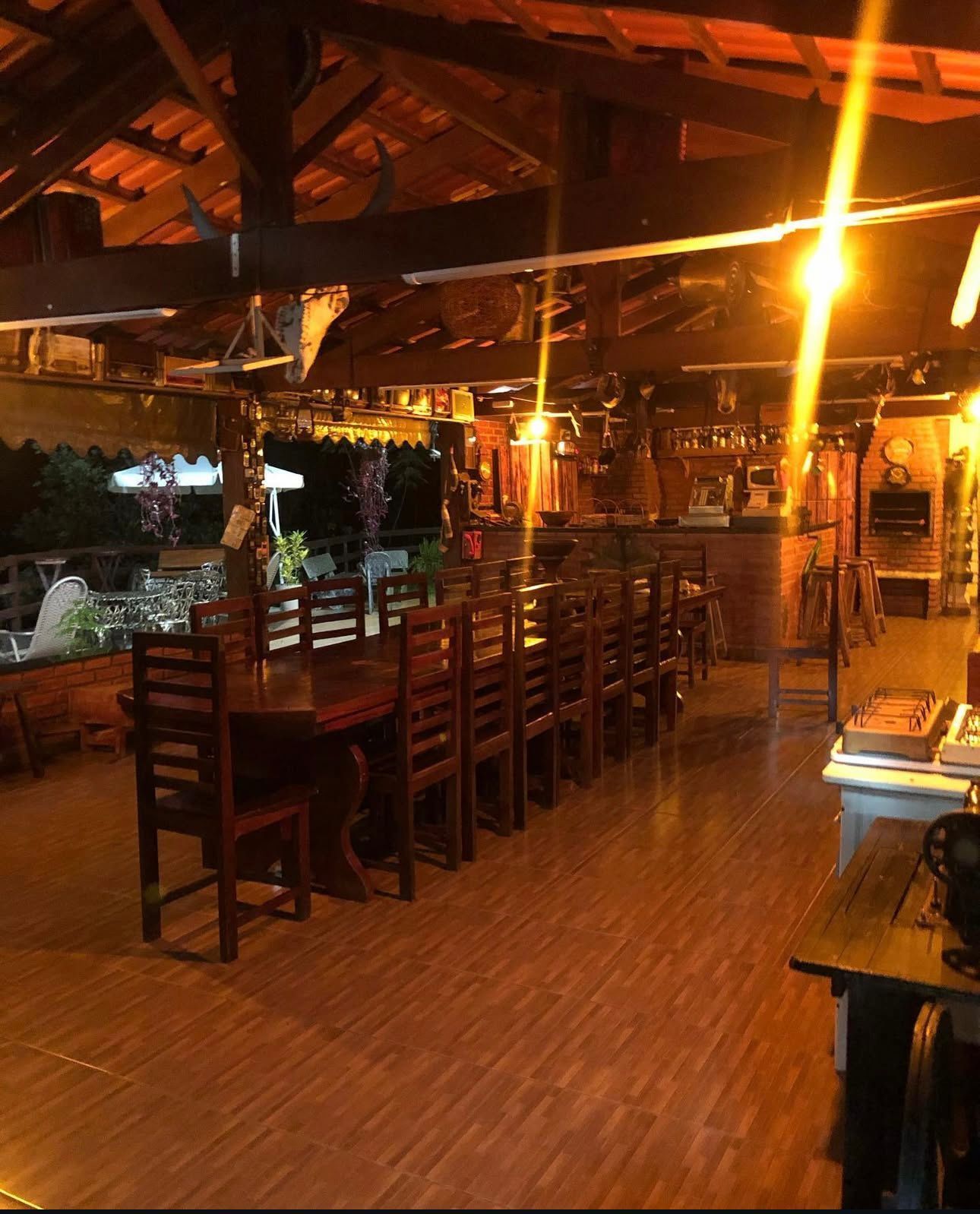 RANCHO a venda, porteira fechada.