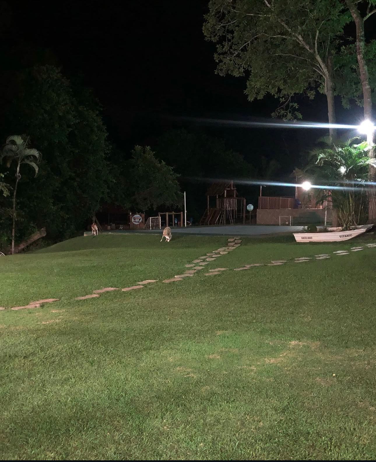 RANCHO a venda, porteira fechada.