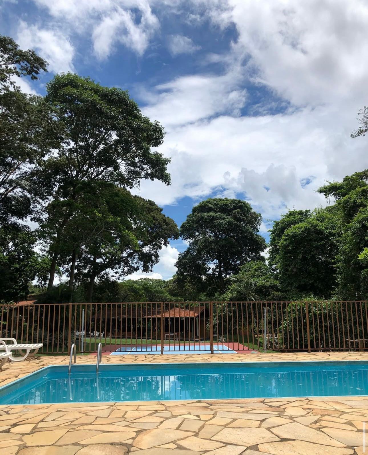 RANCHO a venda, porteira fechada.