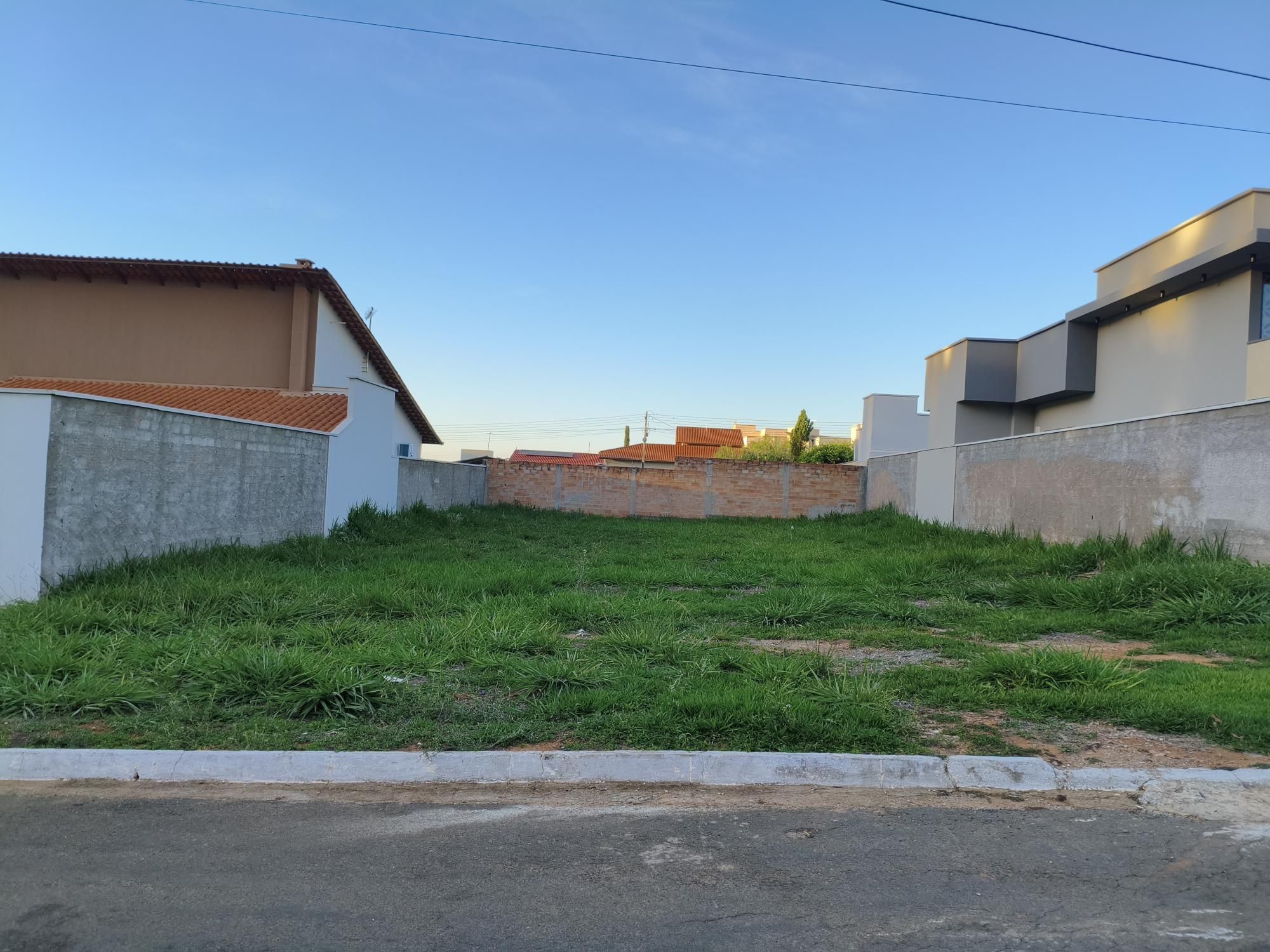 TERRENO NO CONDOMÍNIO