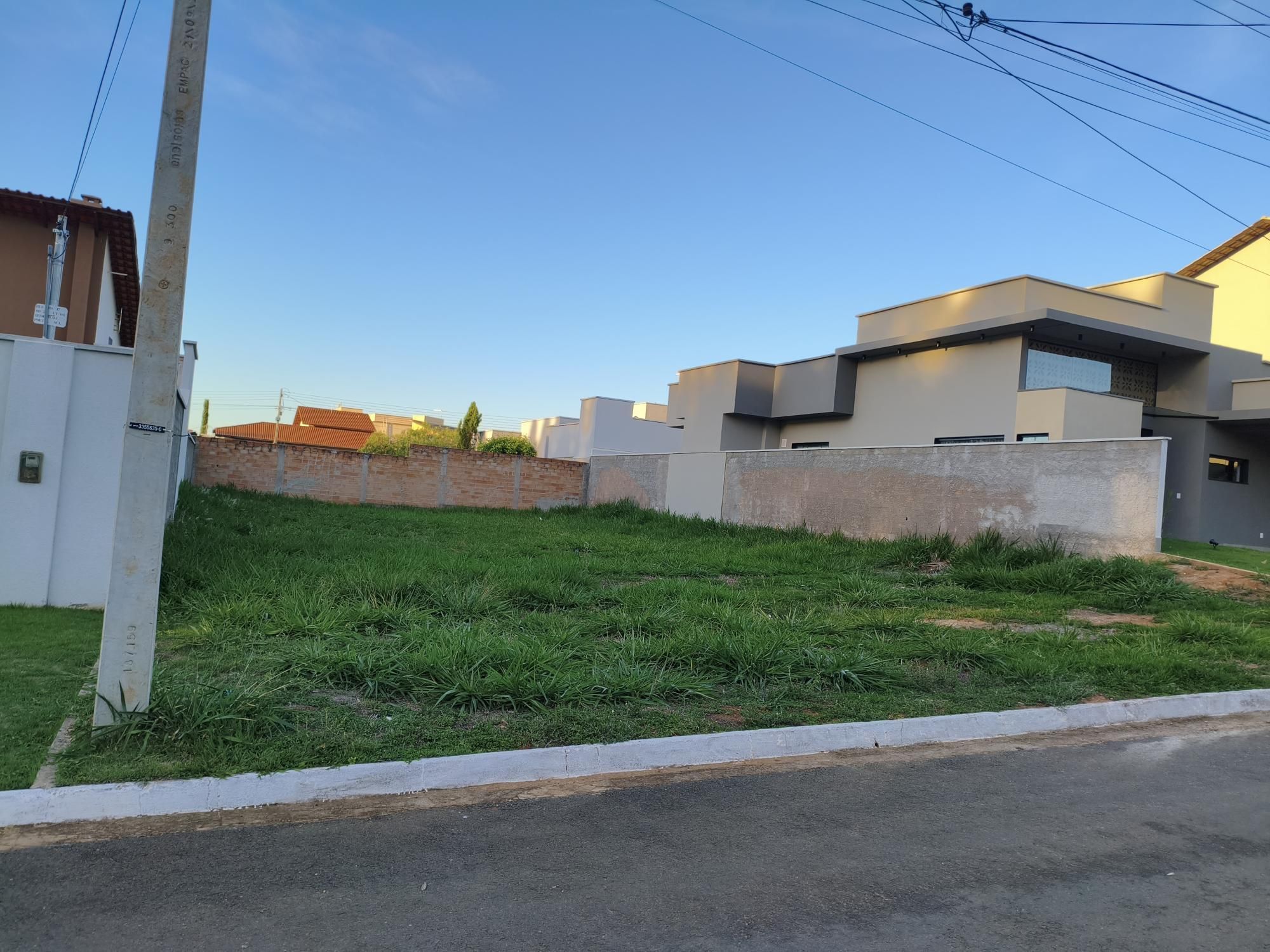 TERRENO NO CONDOMÍNIO