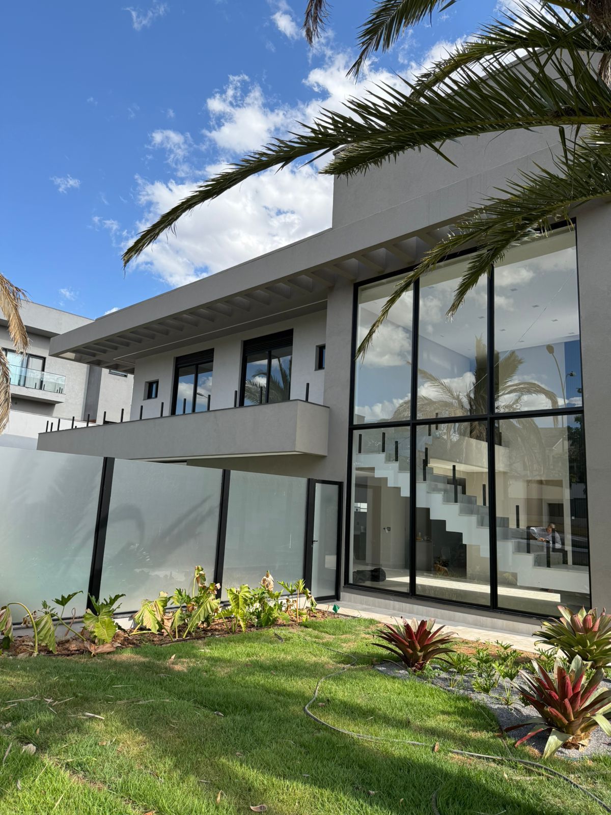 SOBRADO À VENDA NO JARDINS LISBOA – LOTE DE ESQUINA, EM FRENTE À MATA