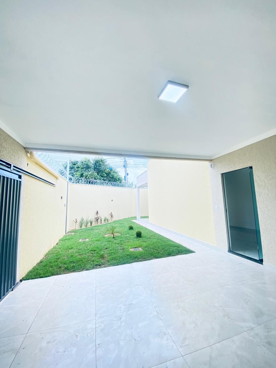 CASA Á VENDA DE 3 QUARTOS SENDO 1 SUÍTE- SENADOR CANEDO